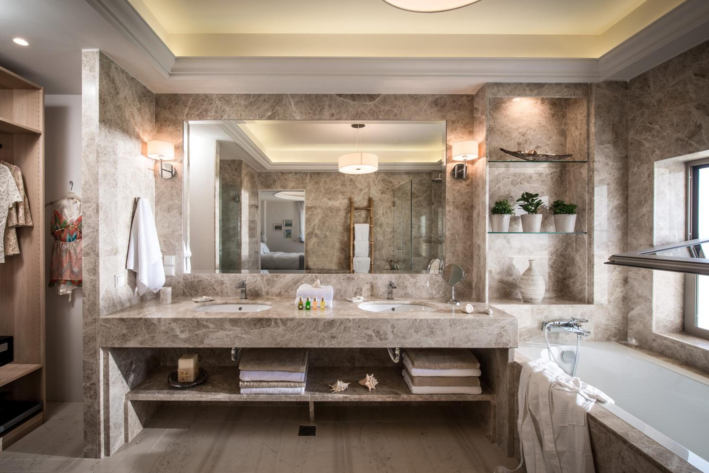 Luxury Suite with Hot Tub (Adults Only) photo 3
