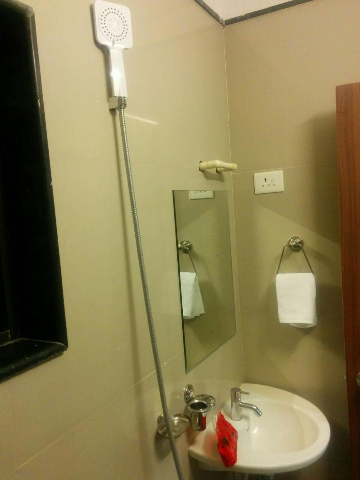 Standard Double Room - Photo 7