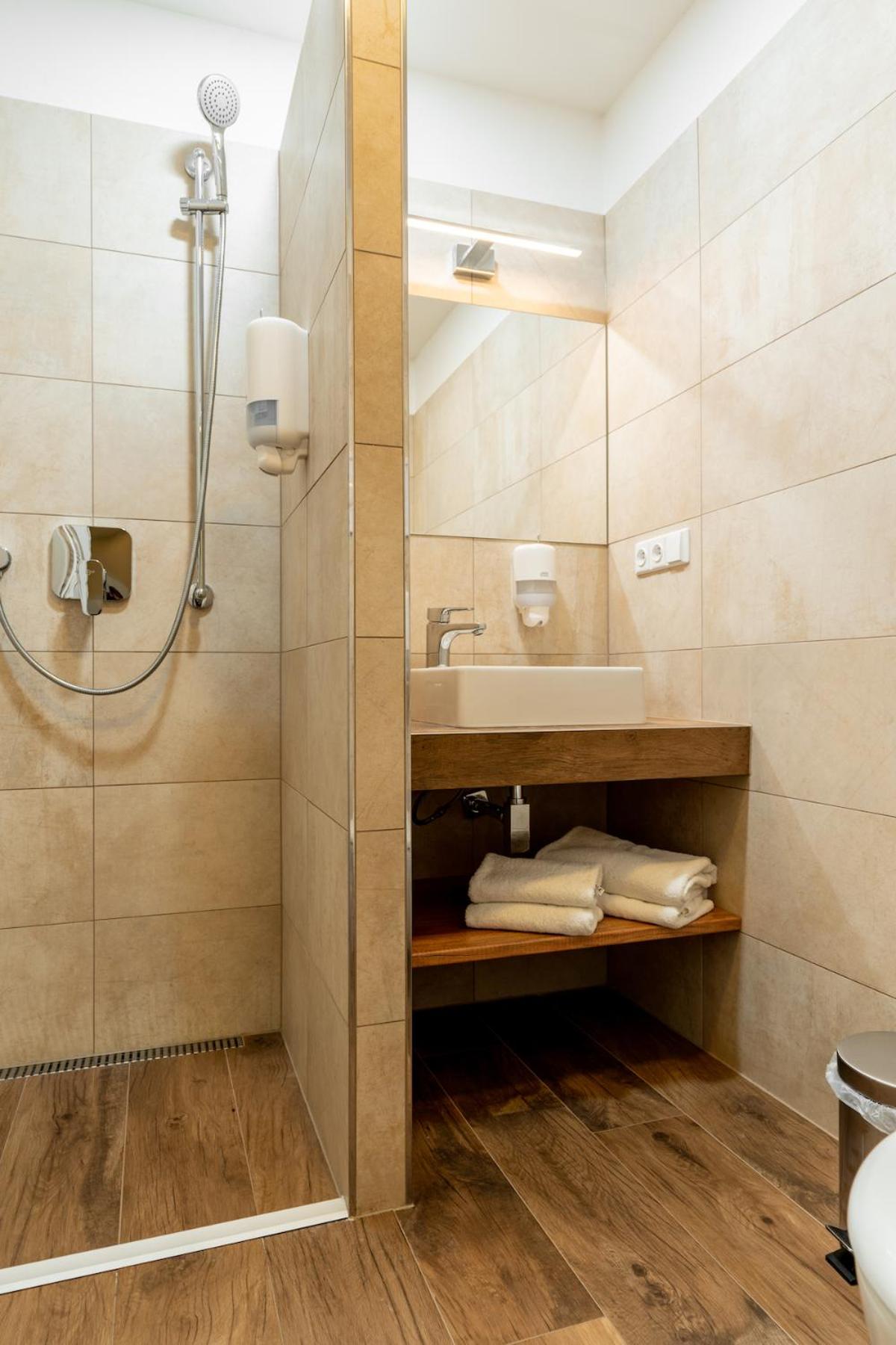 Double or Twin Room with Terrace - Photo 13