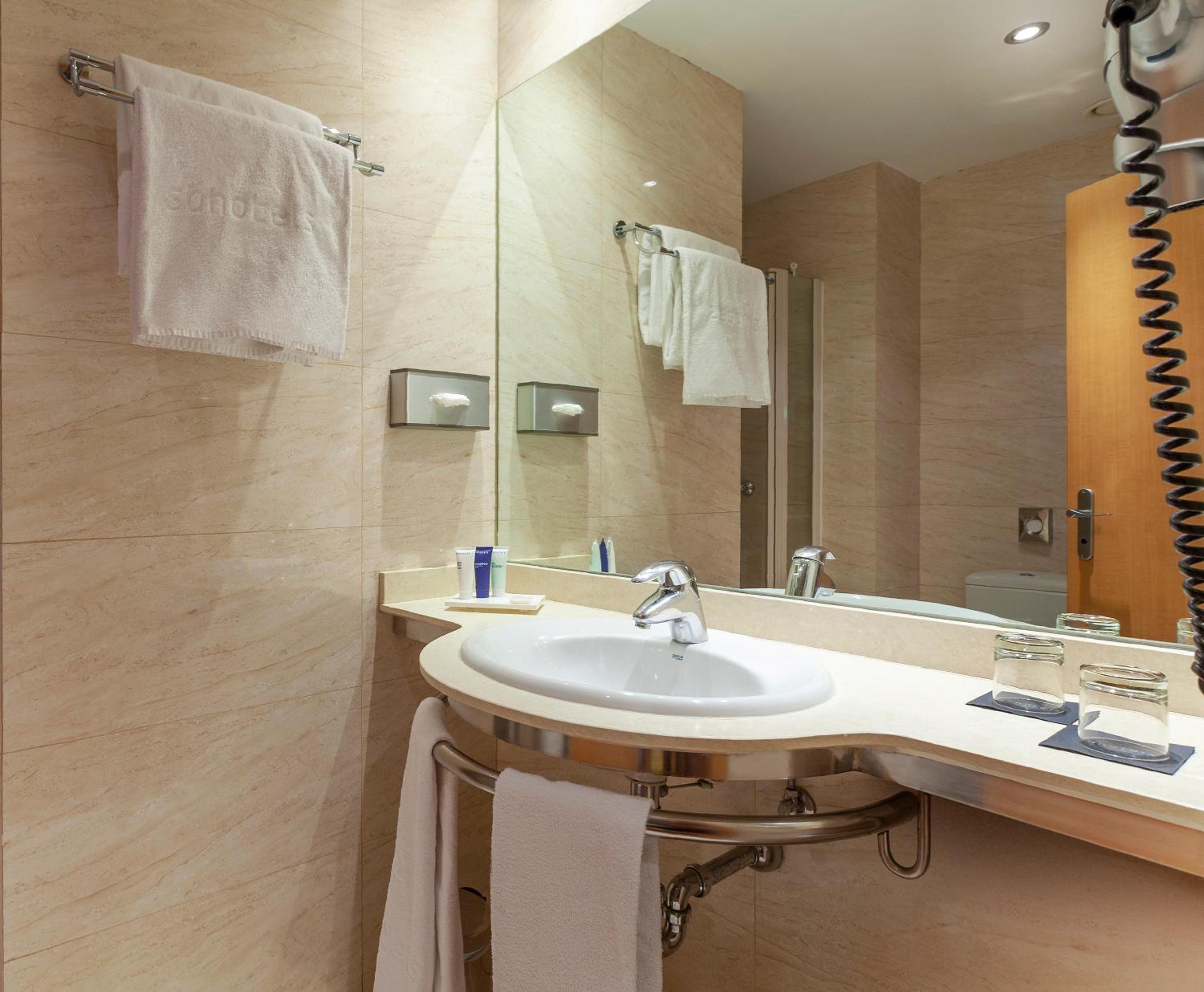 Standard Double or Twin Room - Photo 7
