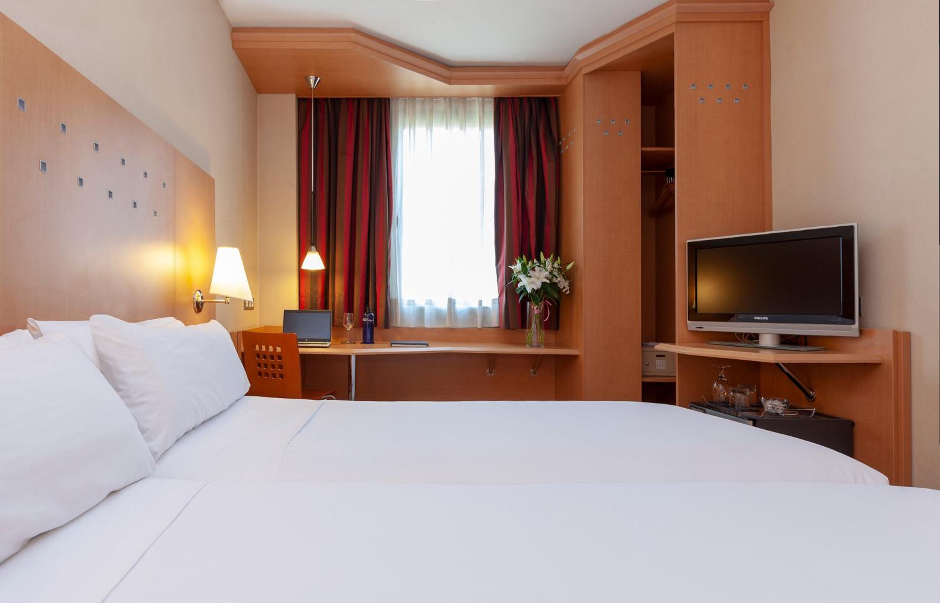 Standard Double or Twin Room - Photo 6