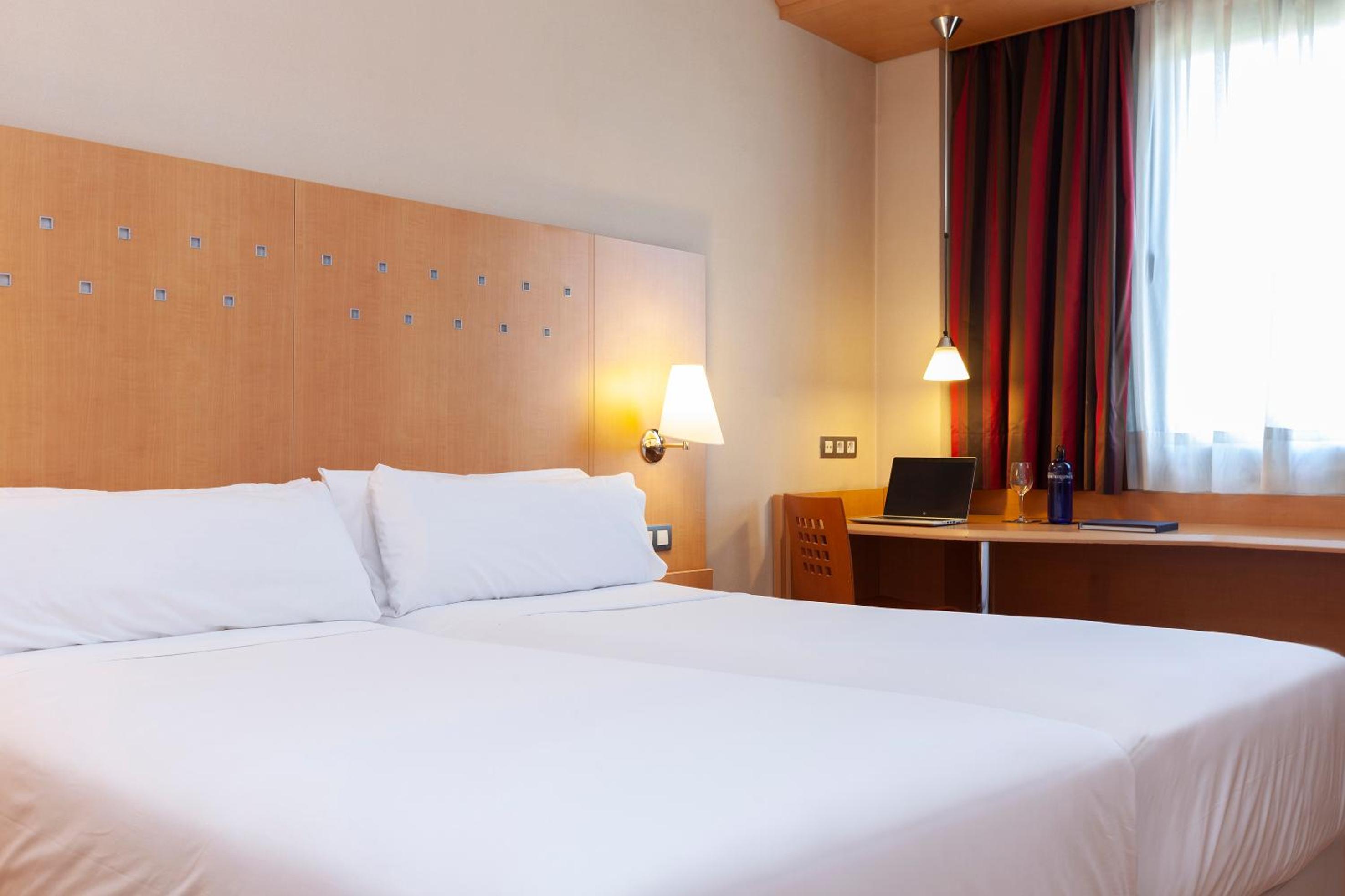 Standard Double or Twin Room - Photo 2