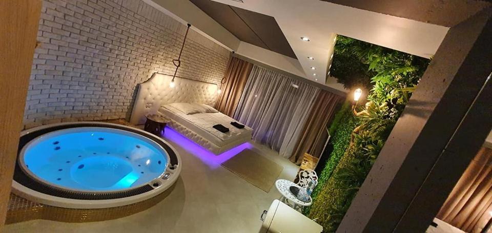 Small Apartment with Jacuzzi - Photo 18