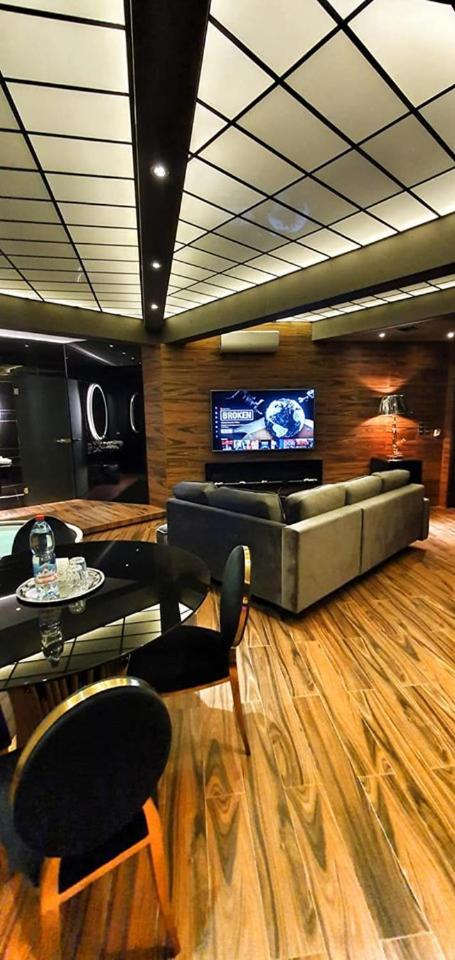 Large Apartment with Jacuzzi - Photo 31
