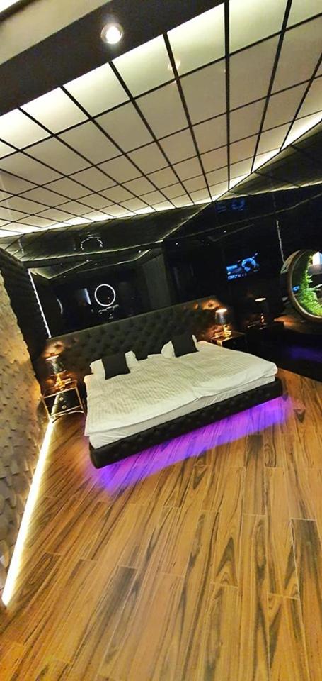 Large Apartment with Jacuzzi - Photo 28