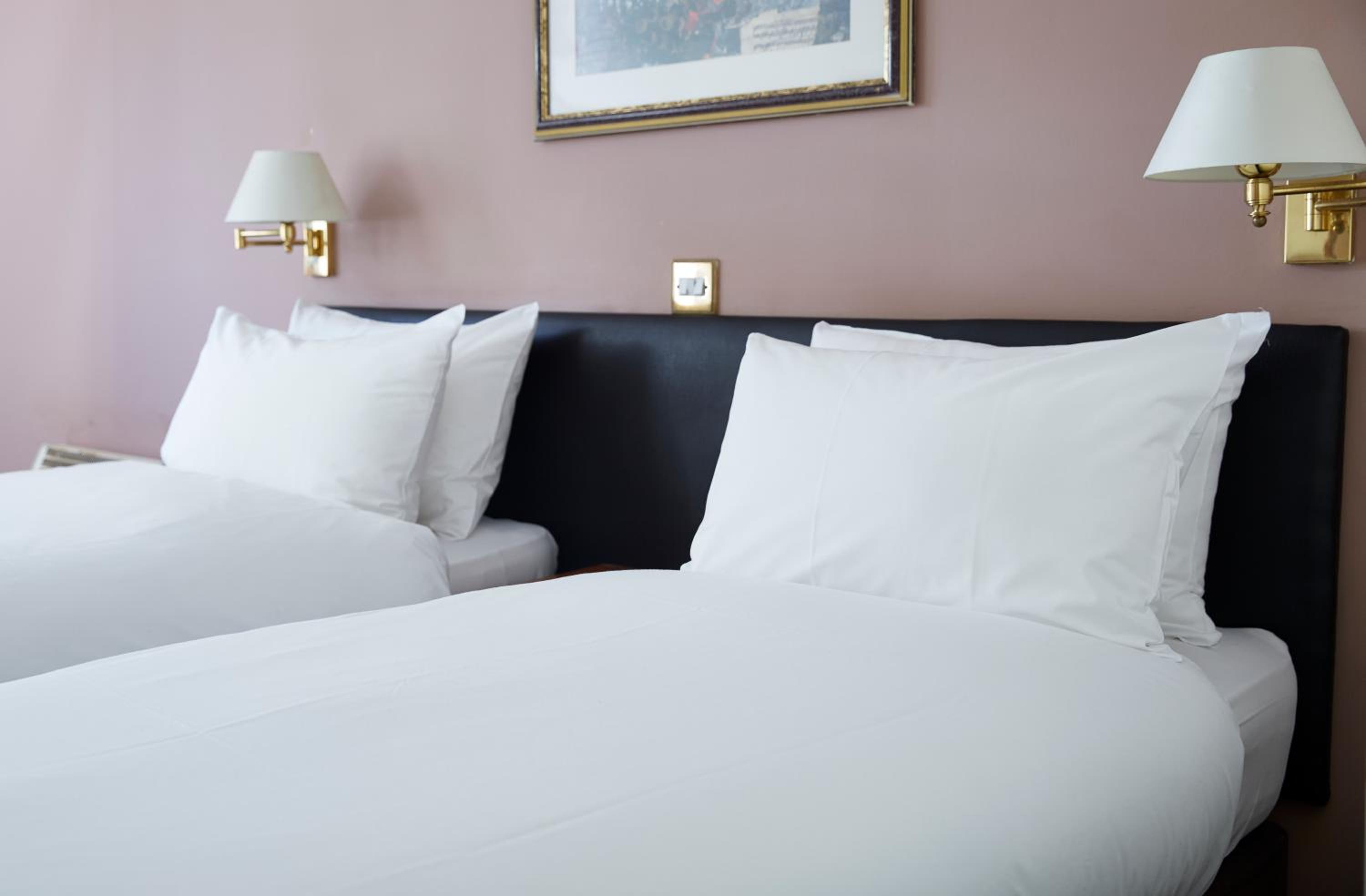 Twin Room - Photo 3
