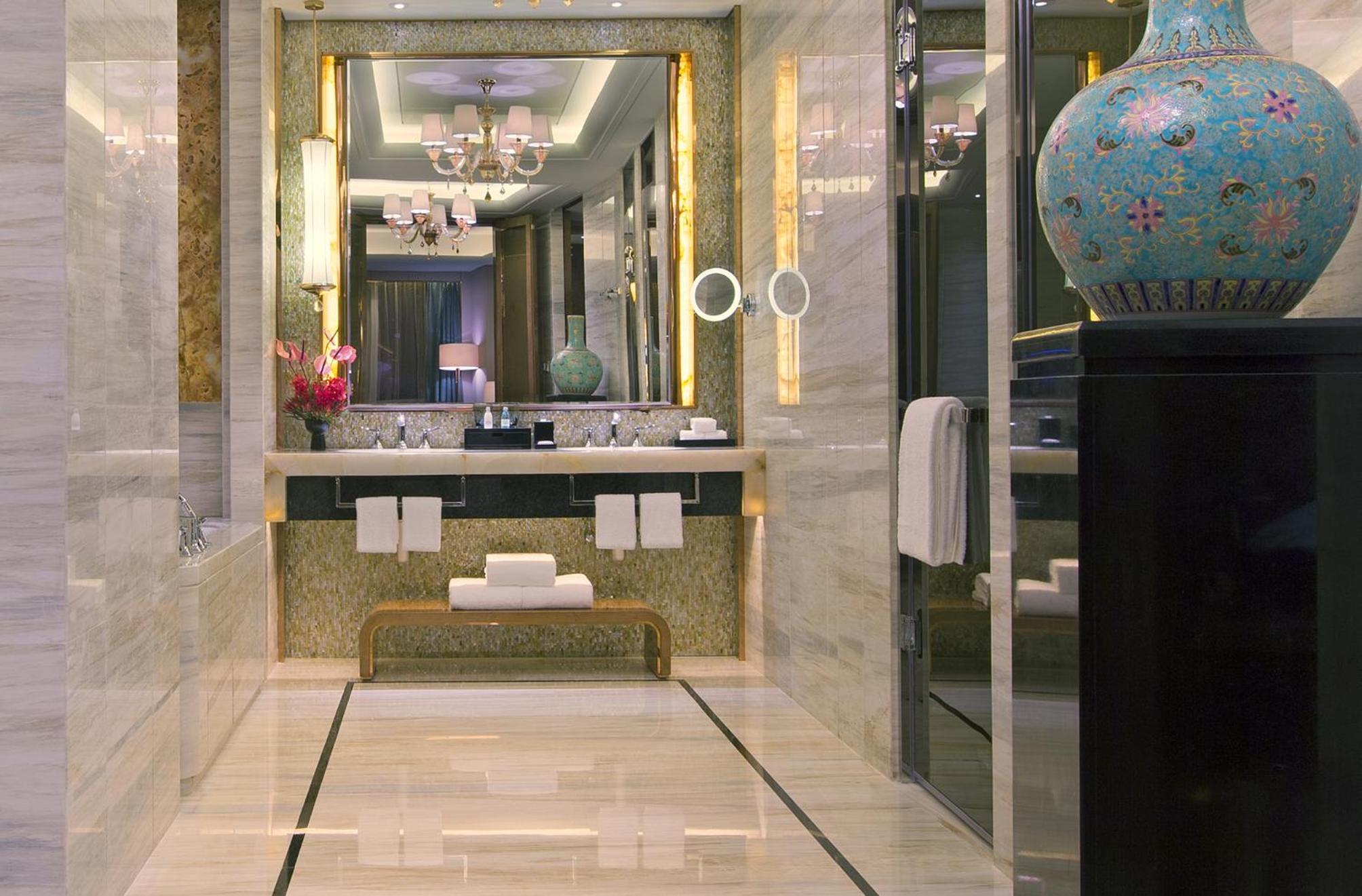 Deluxe King Room photo 2