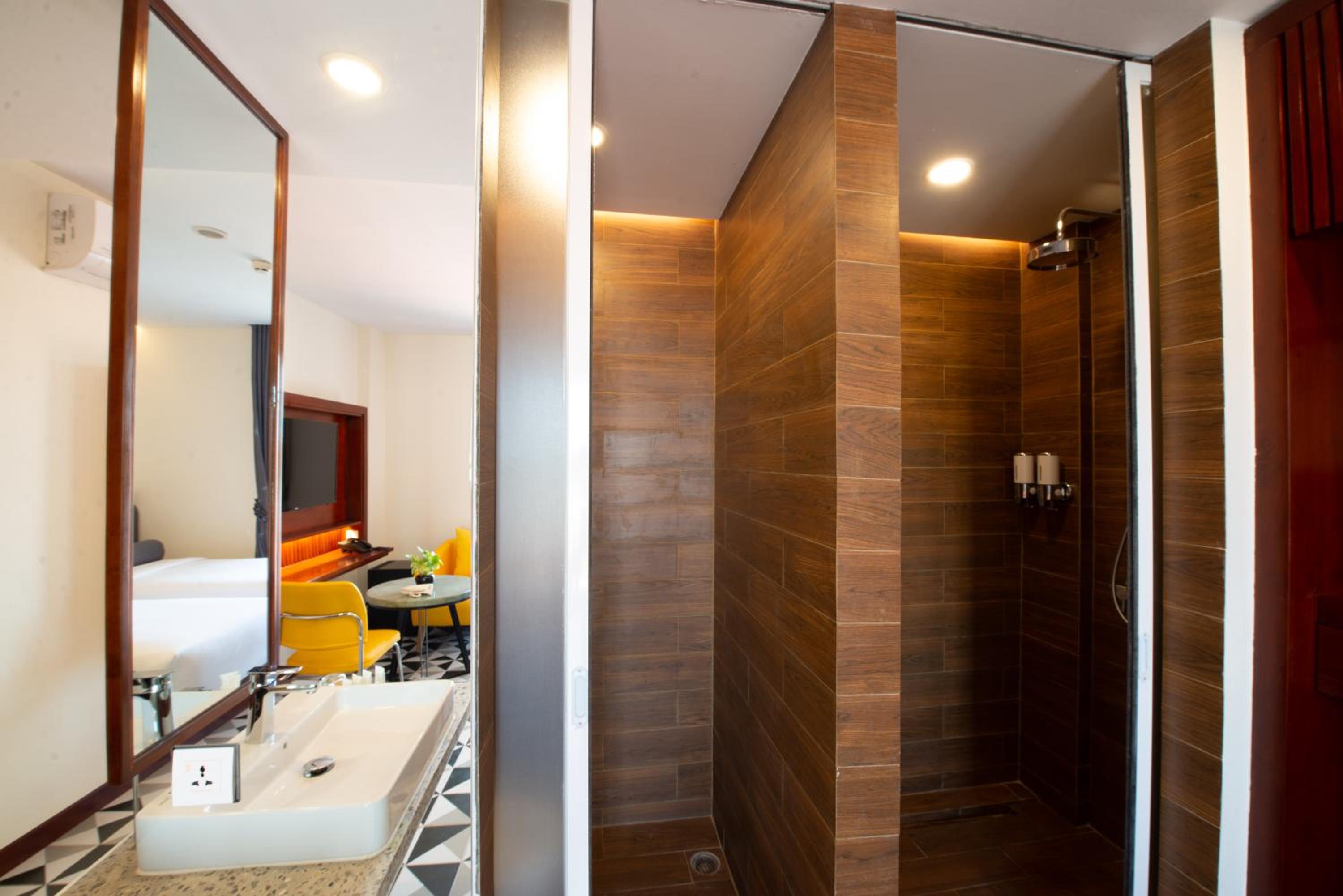 Twin Room with Private Bathroom - Photo 5
