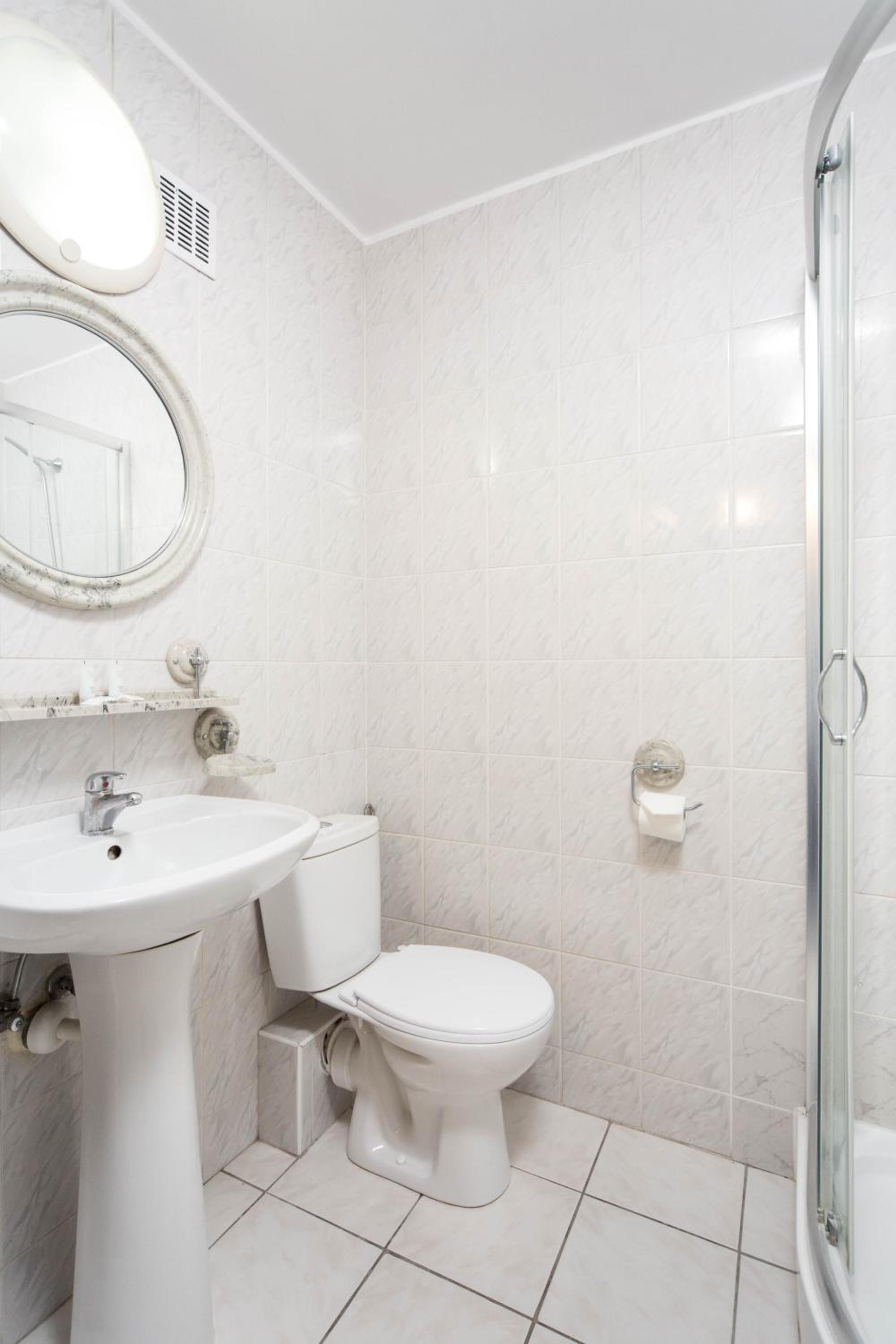 Standard King Room - Photo 14