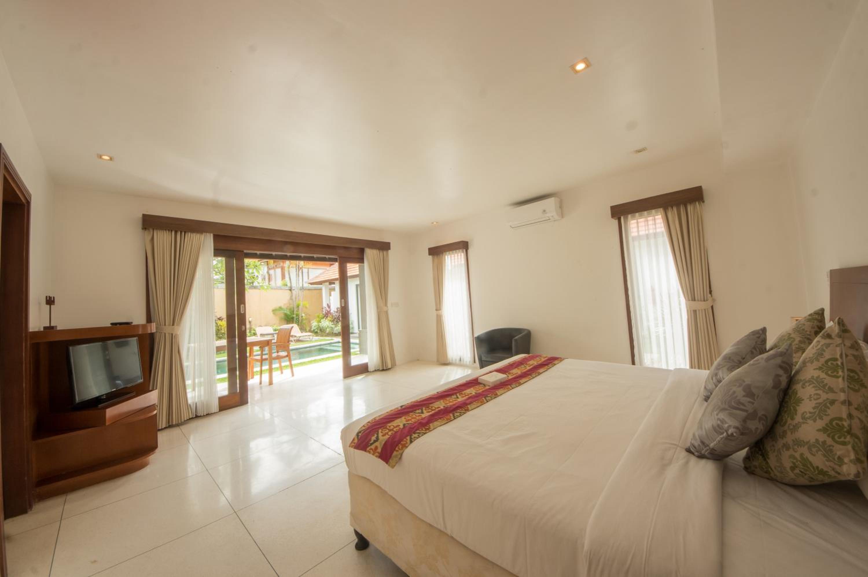 Four Bedroom Villa with Private Pool - Photo 7