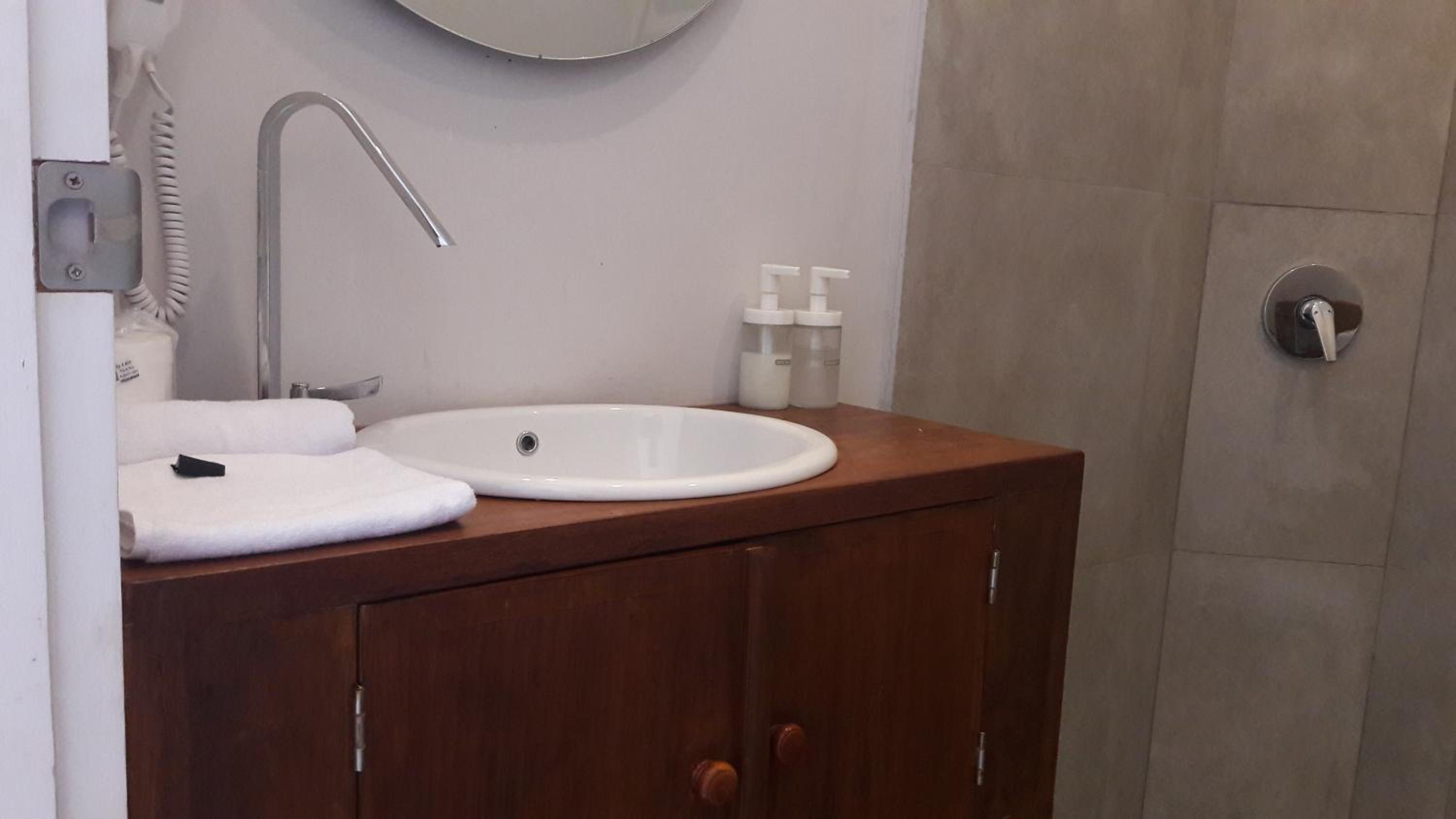 Deluxe Double or Twin Room with Balcony - Photo 6
