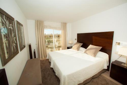 Deluxe Two-Bedroom Apartment with Sea View