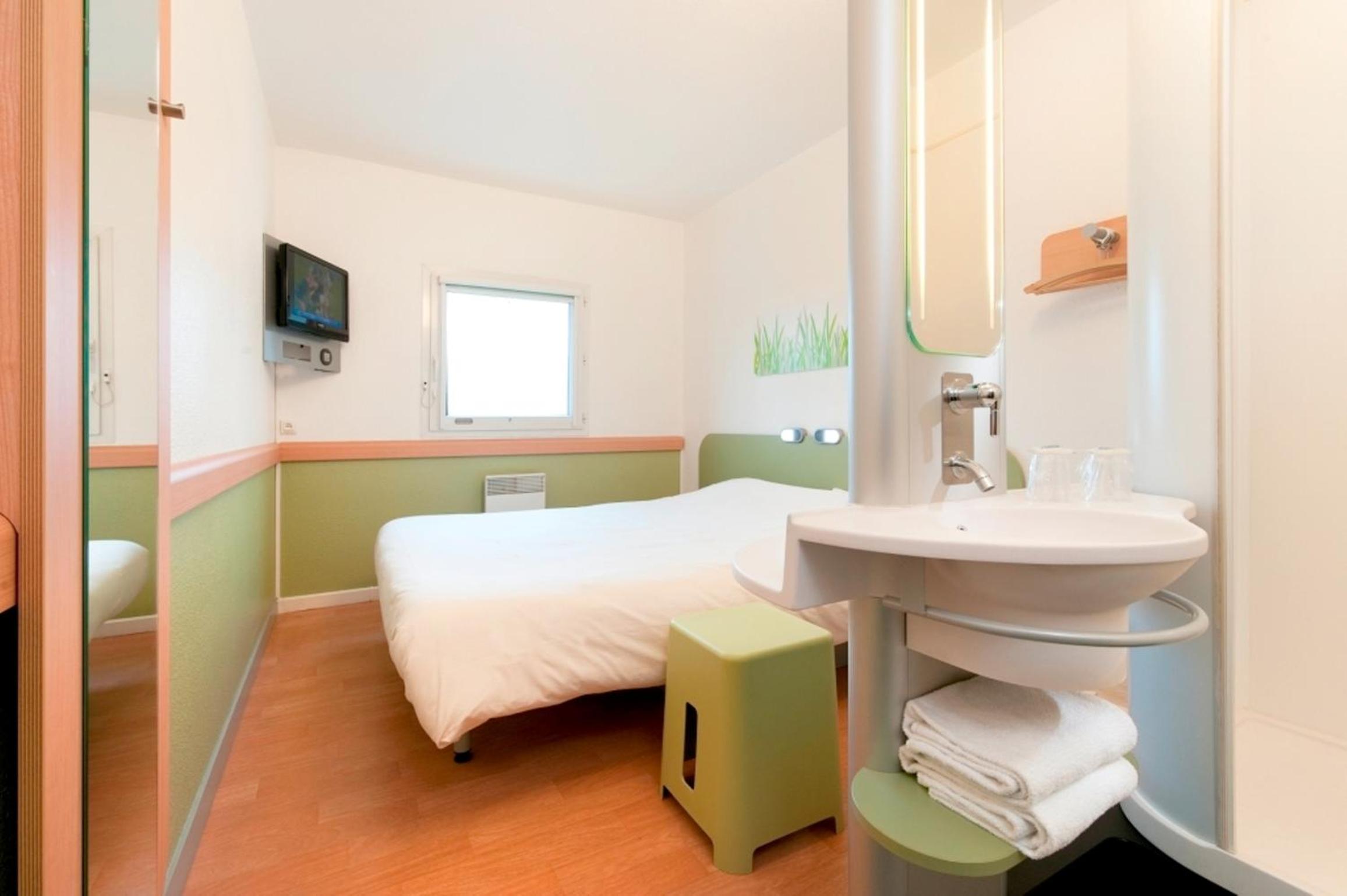 Classic Double Room thumbnail 5
