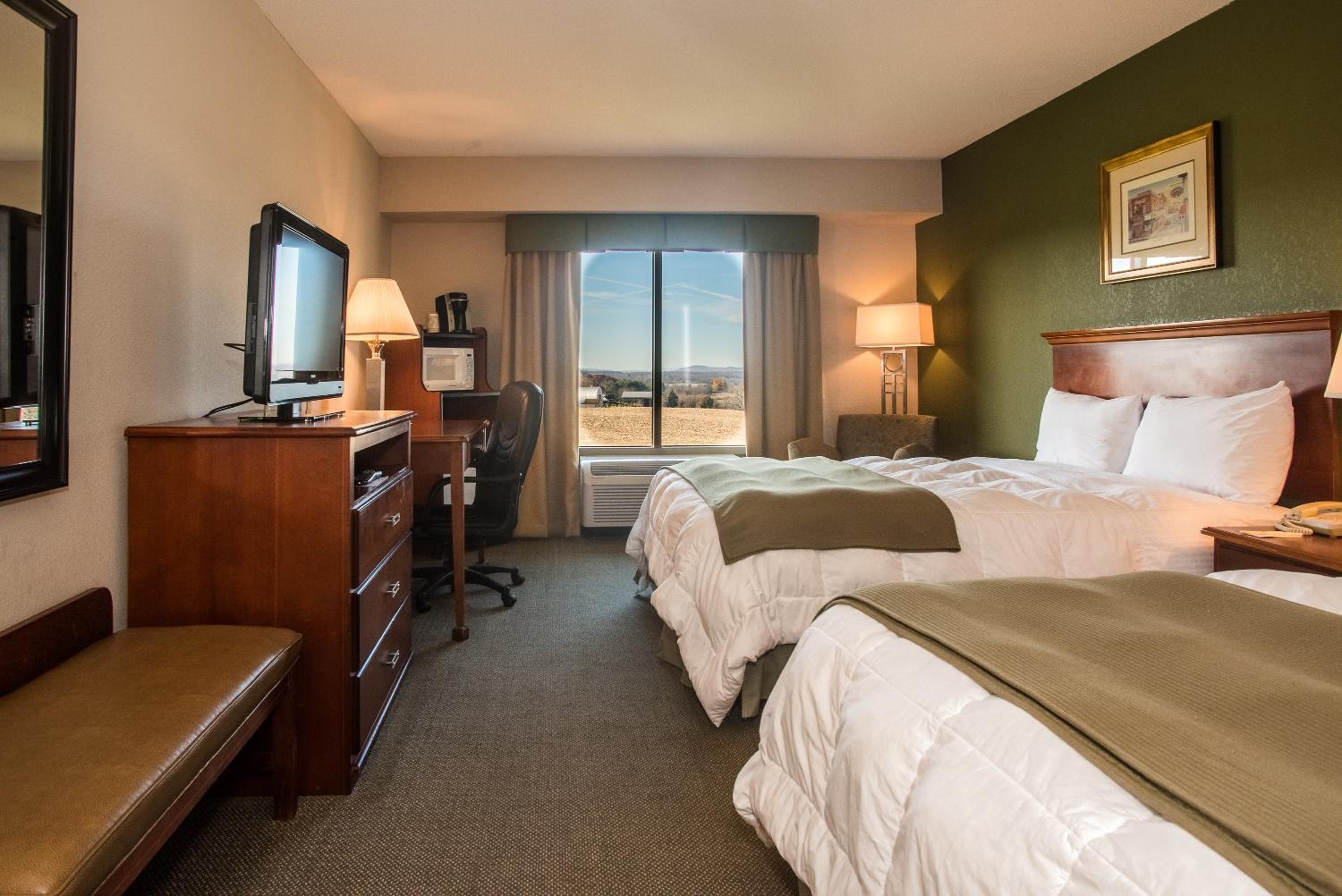 Queen Room with Two Queen Beds - Non-Smoking - Photo 2
