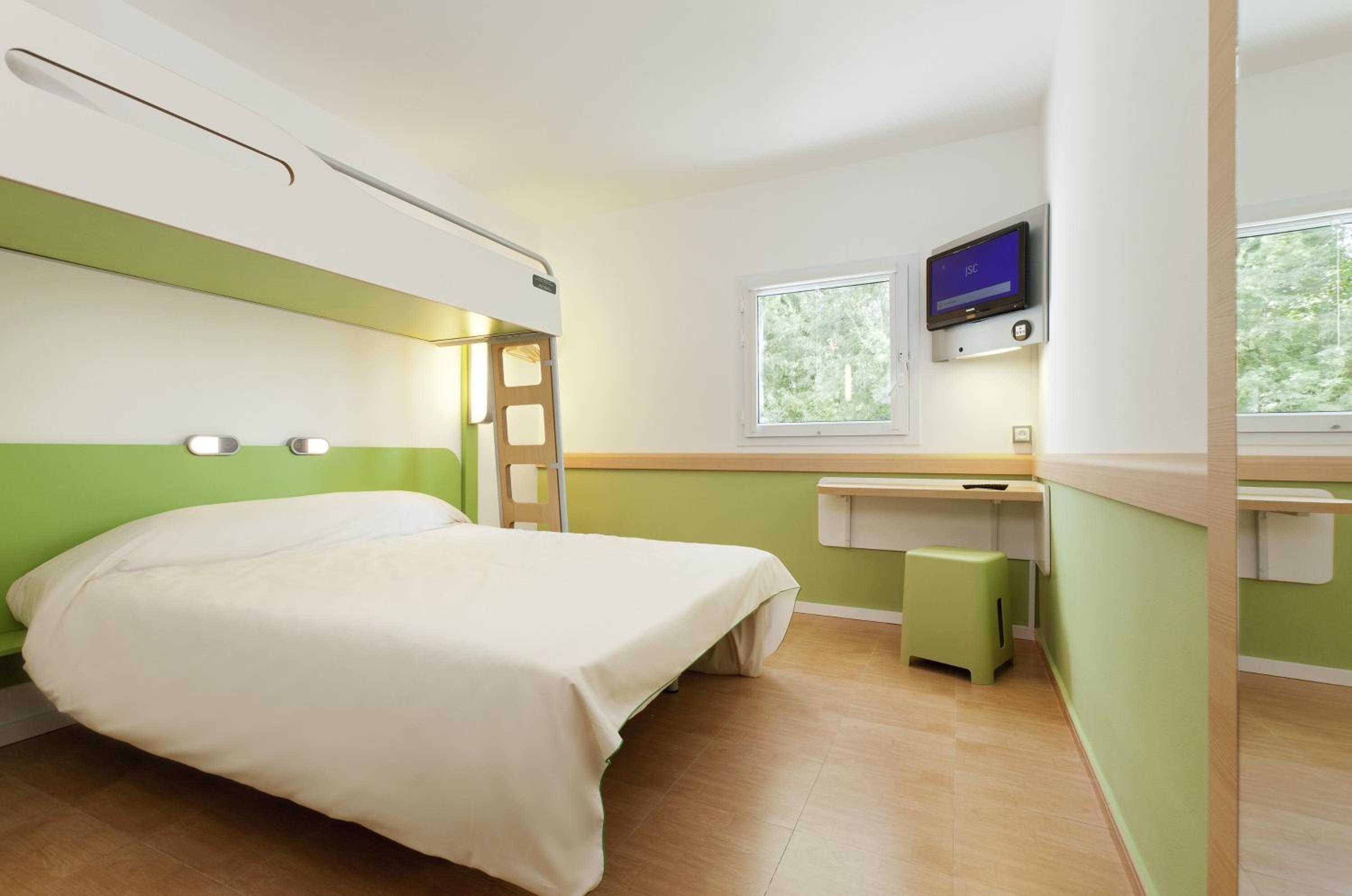 Standard Family Room with One Double Bed and One Bunk Bed - Photo 11