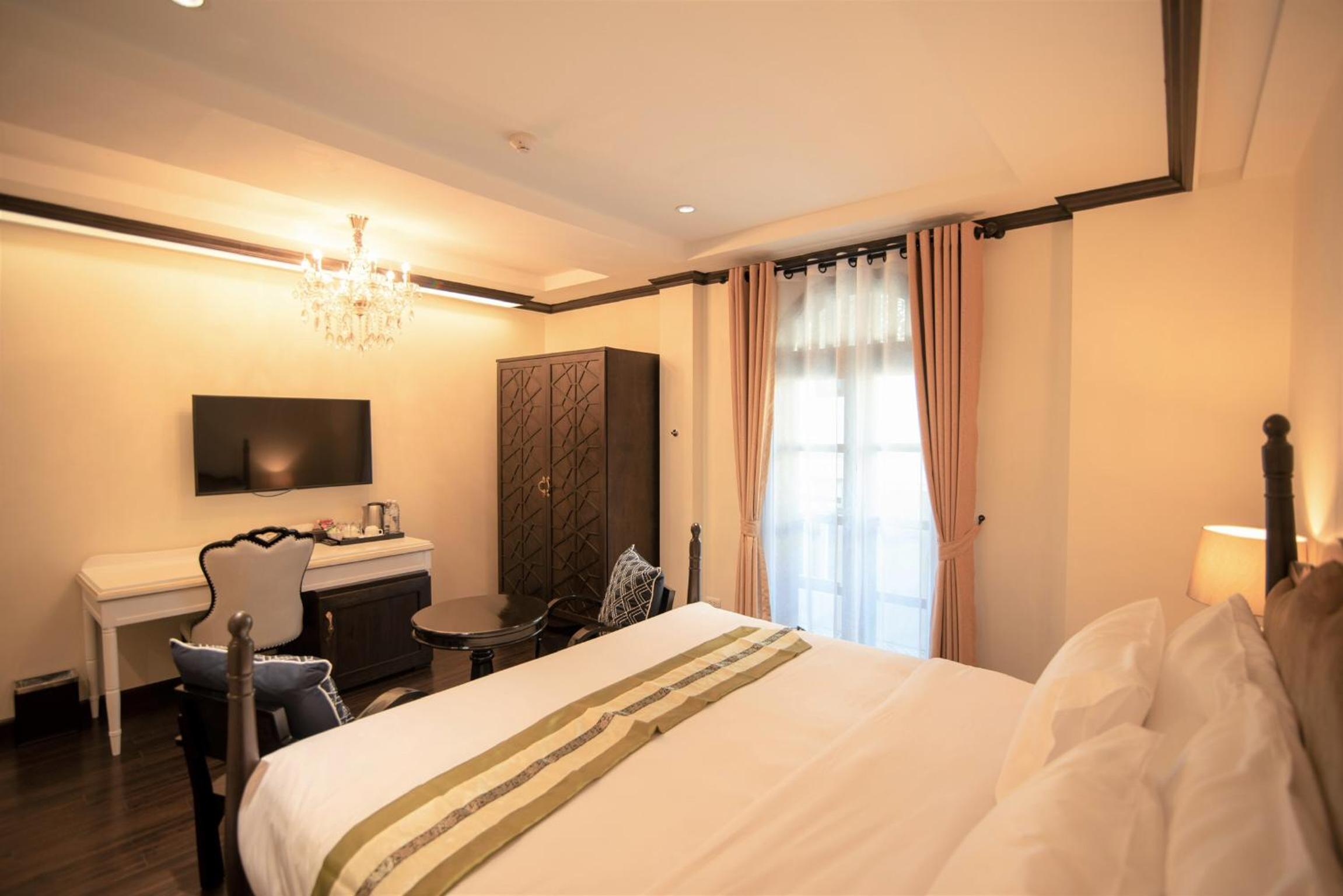 Deluxe Double Room with Balcony - Photo 8