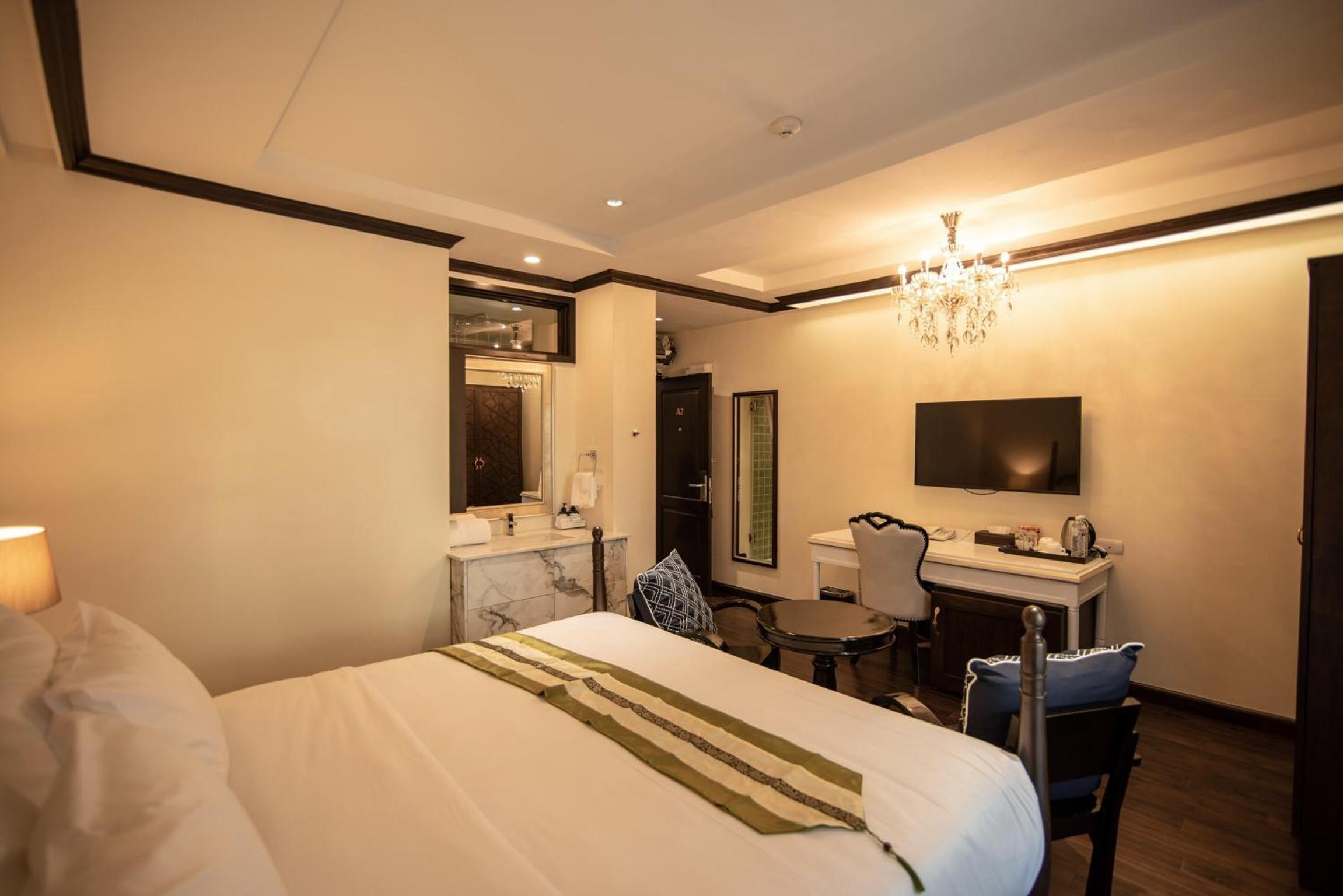 Deluxe Double Room with Balcony - Photo 6