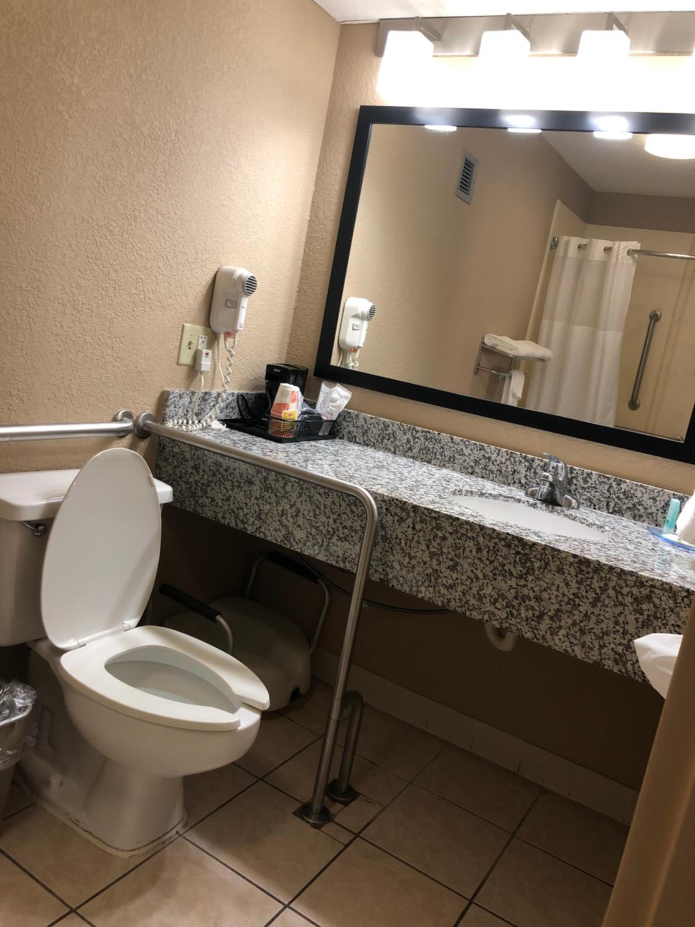 King Room - Accessible/Non-Smoking - Photo 5