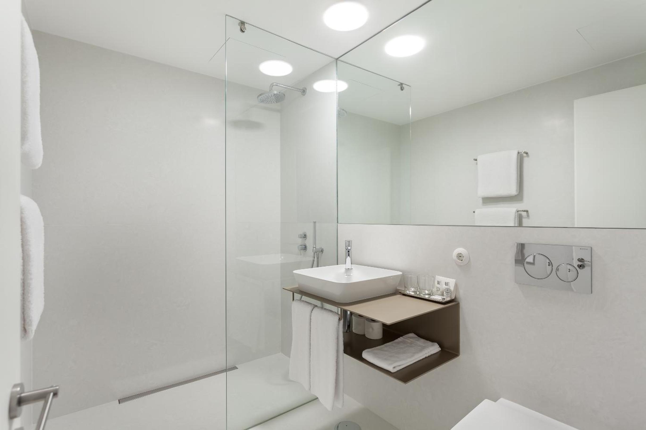 One-Bedroom Apartment - Photo 3