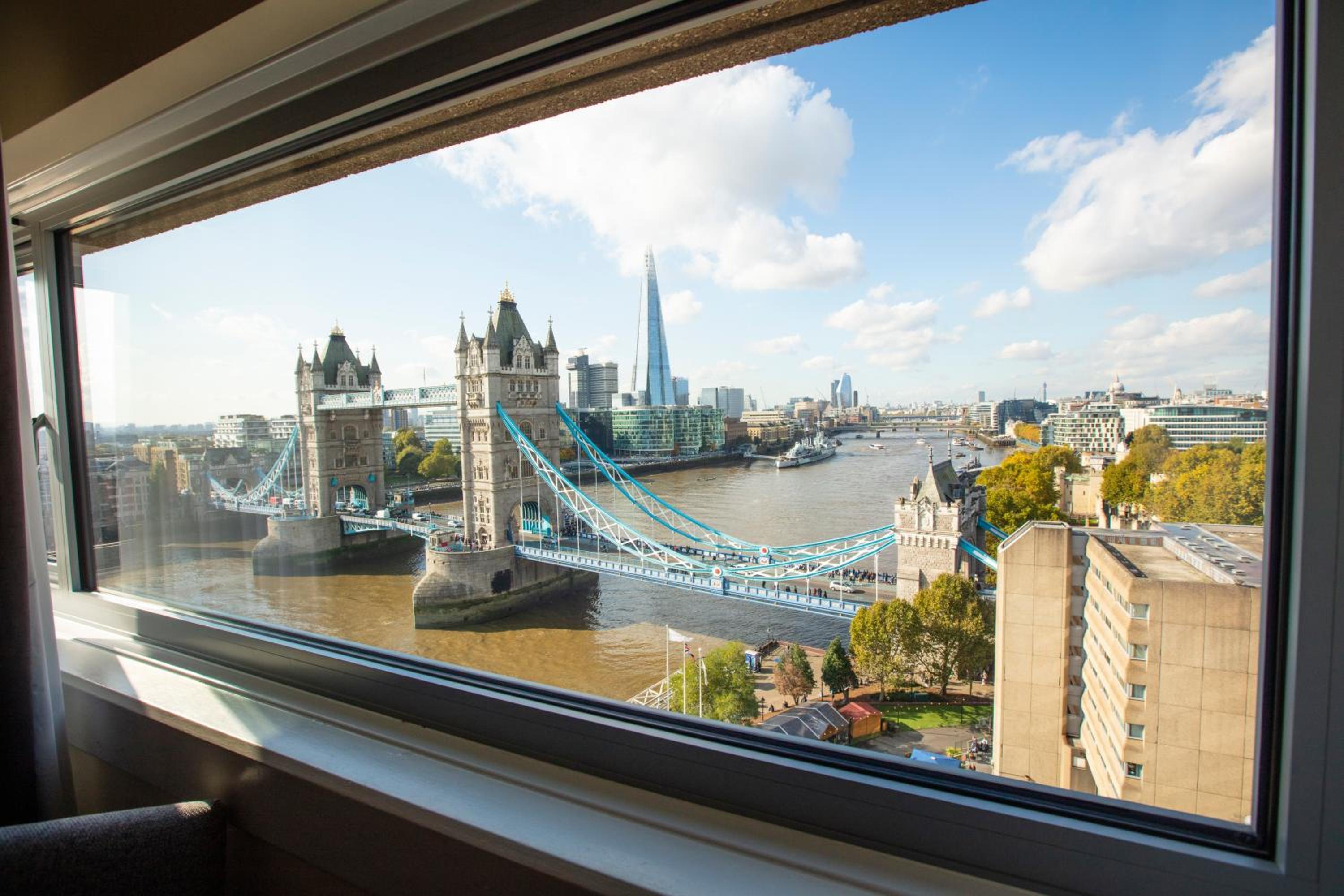 Standard Twin Room with Bridge View  photo 3