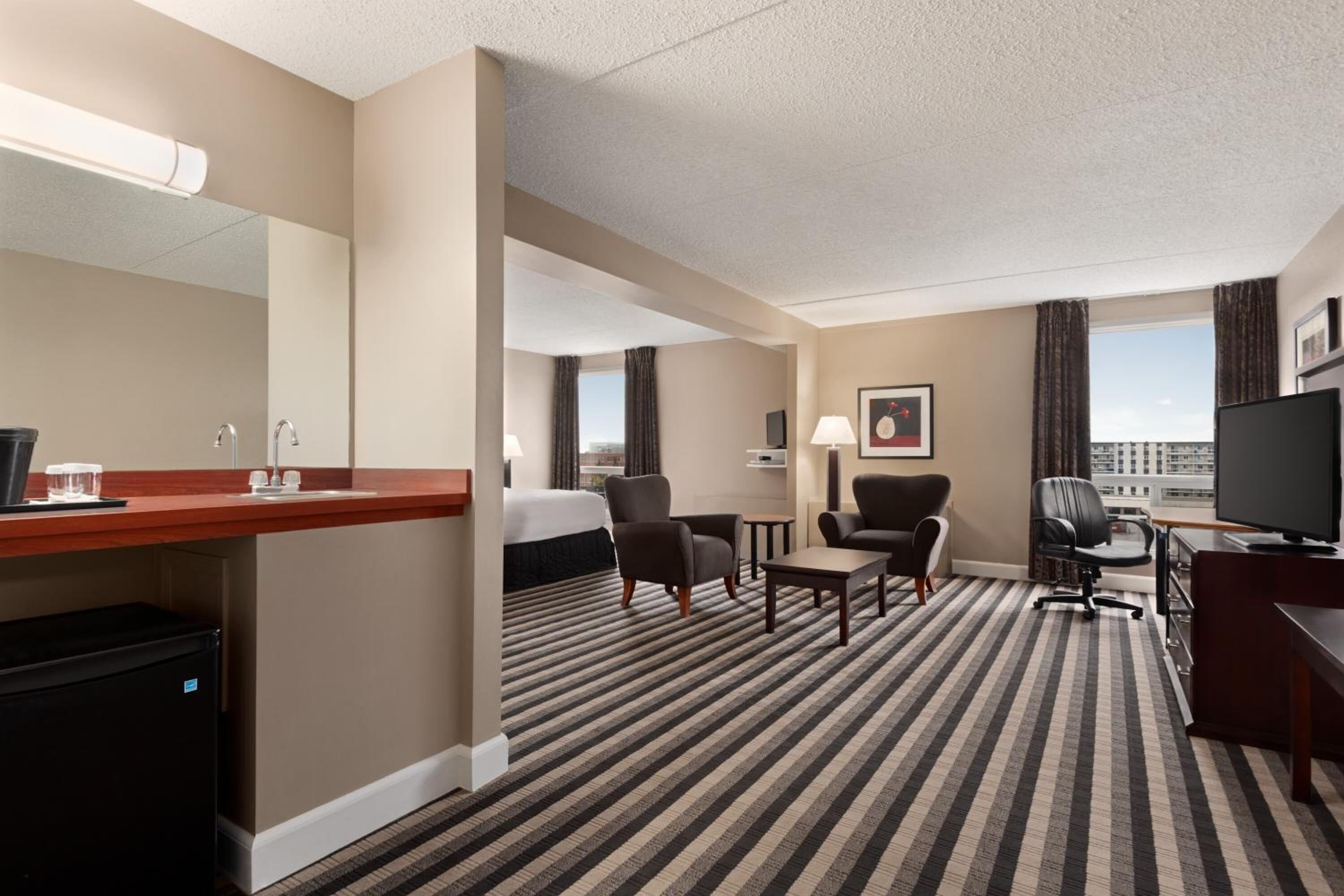 King Suite - Non-Smoking (Not Pet Friendly)  - Photo 3