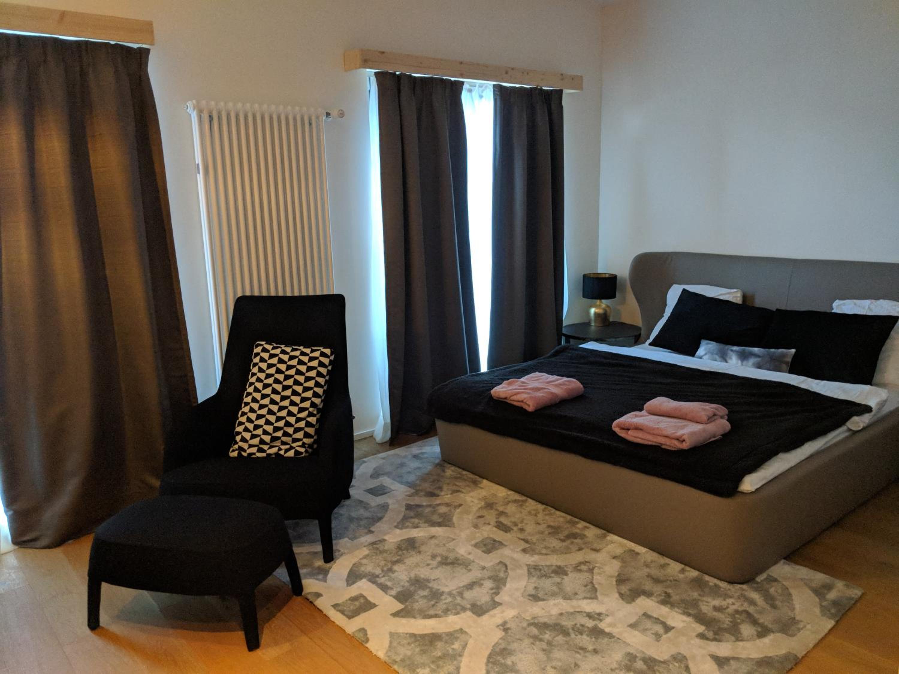 Deluxe King Room - Photo 9