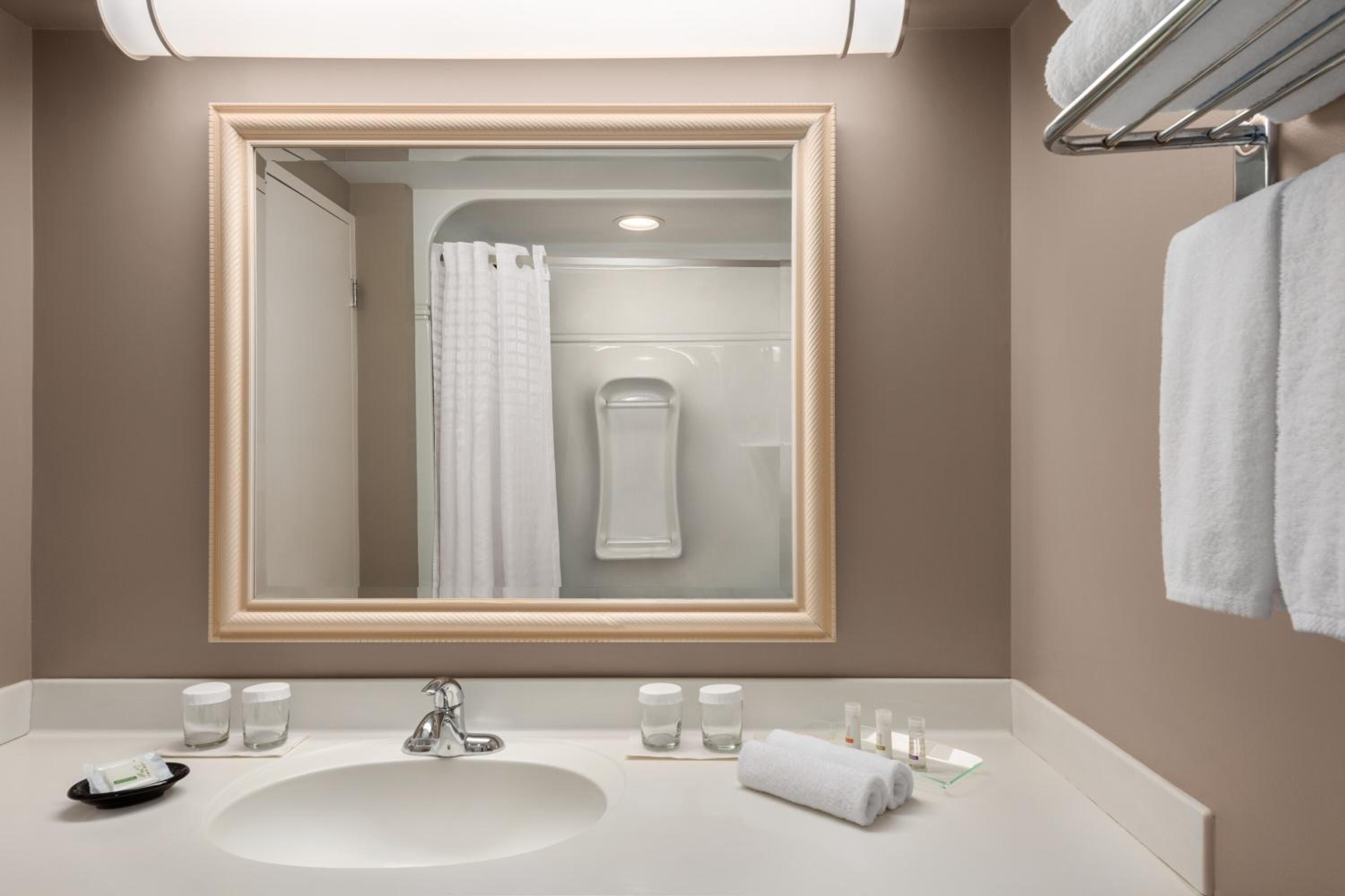 King Room - Mobility Access/Non-Smoking (Not Pet Friendly)  - Photo 4