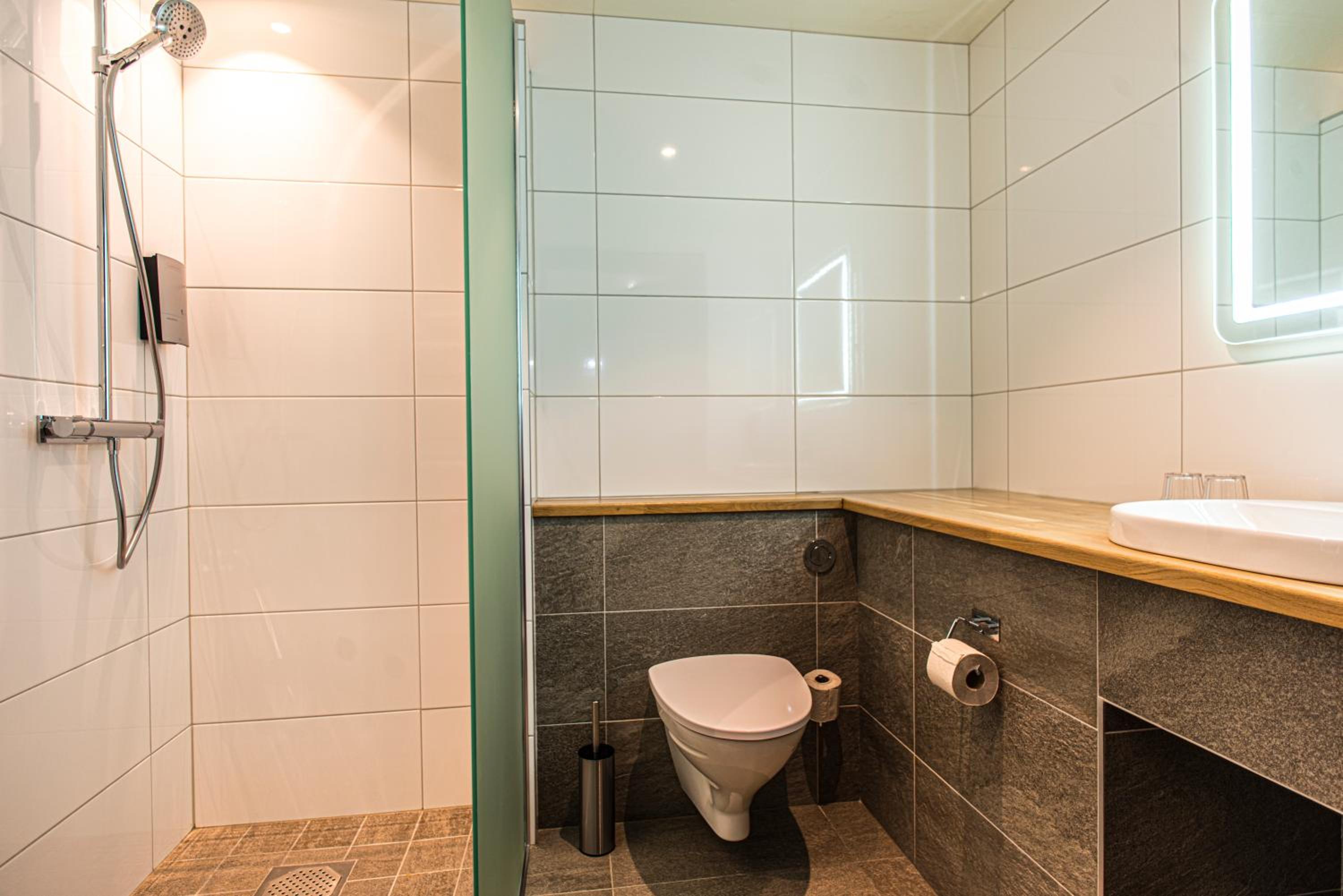 Junior Suite with Balcony - Photo 2