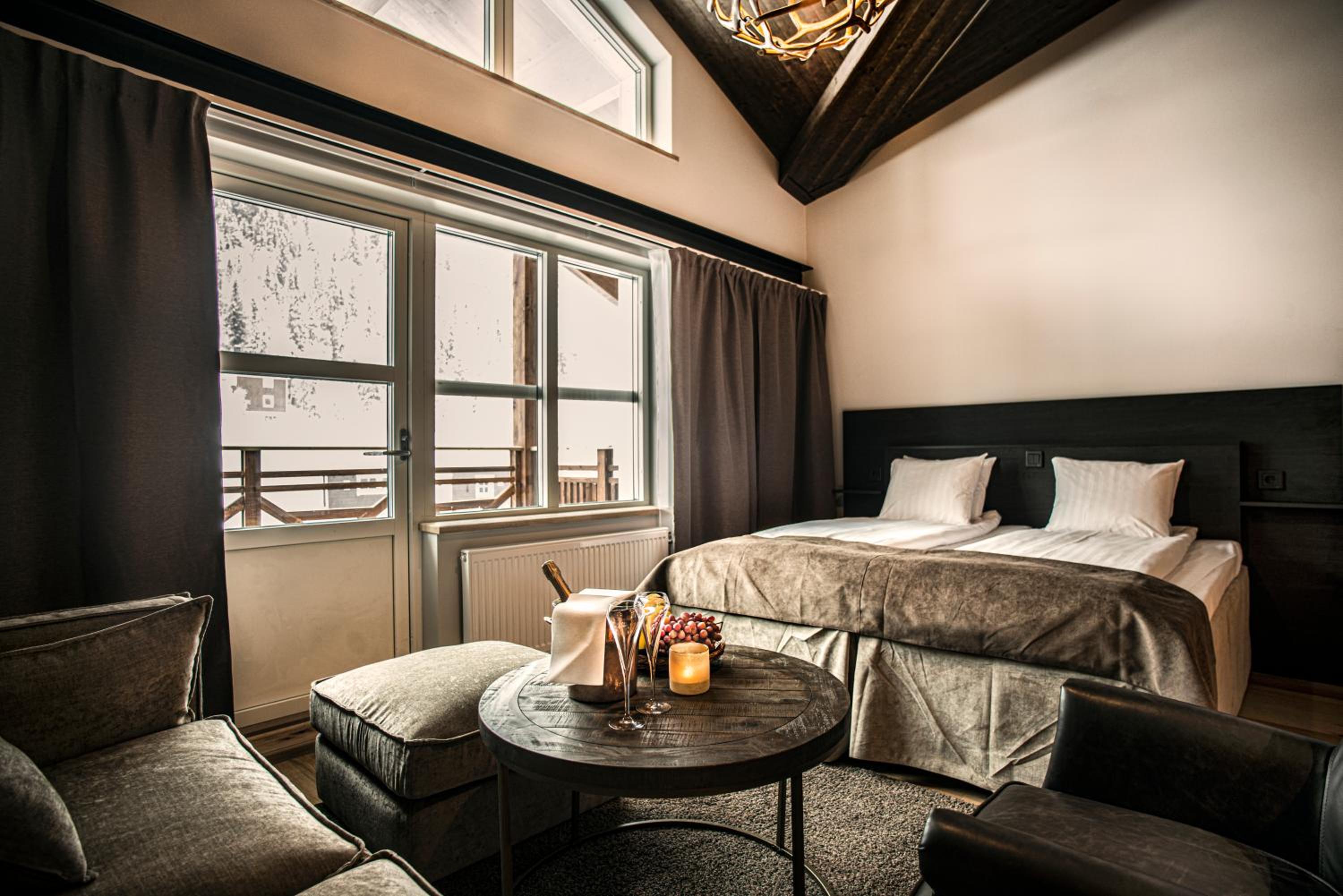 Junior Suite with Balcony - Photo 5