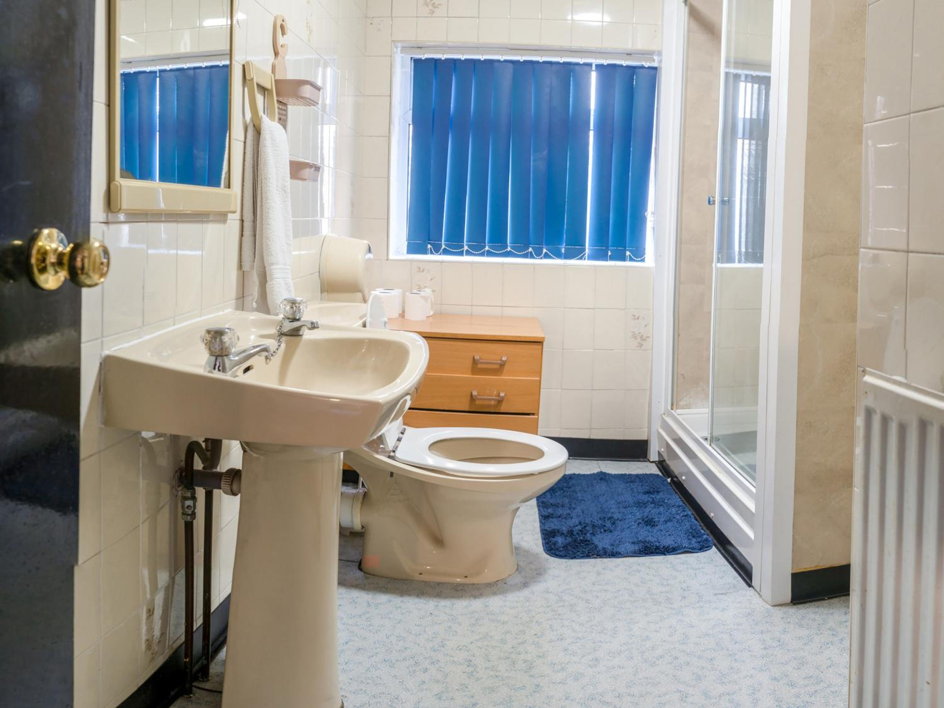 Standard Twin Room - Photo 10