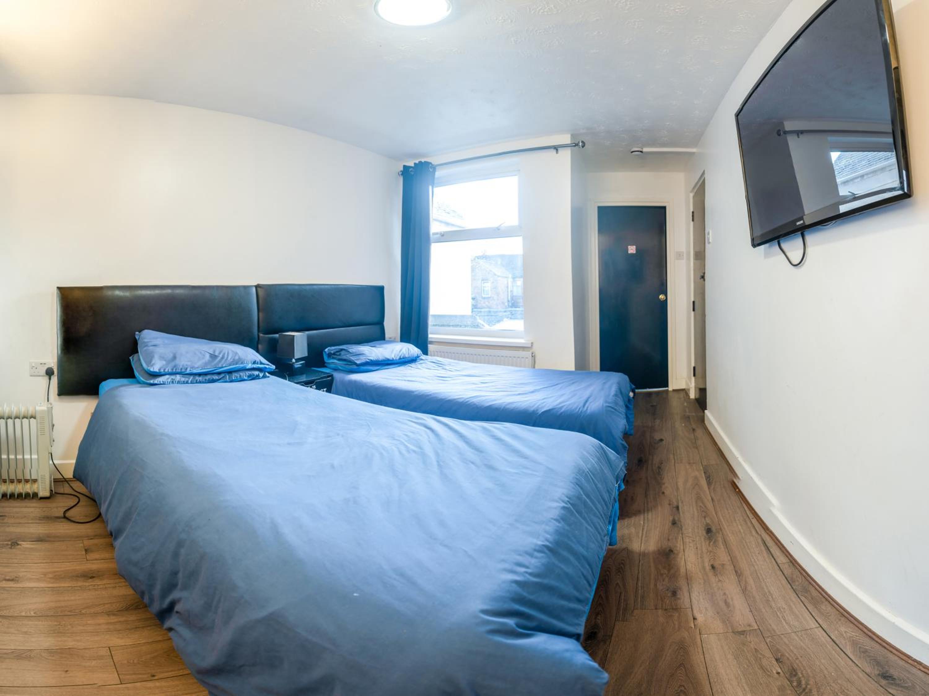 Standard Twin Room - Photo 4