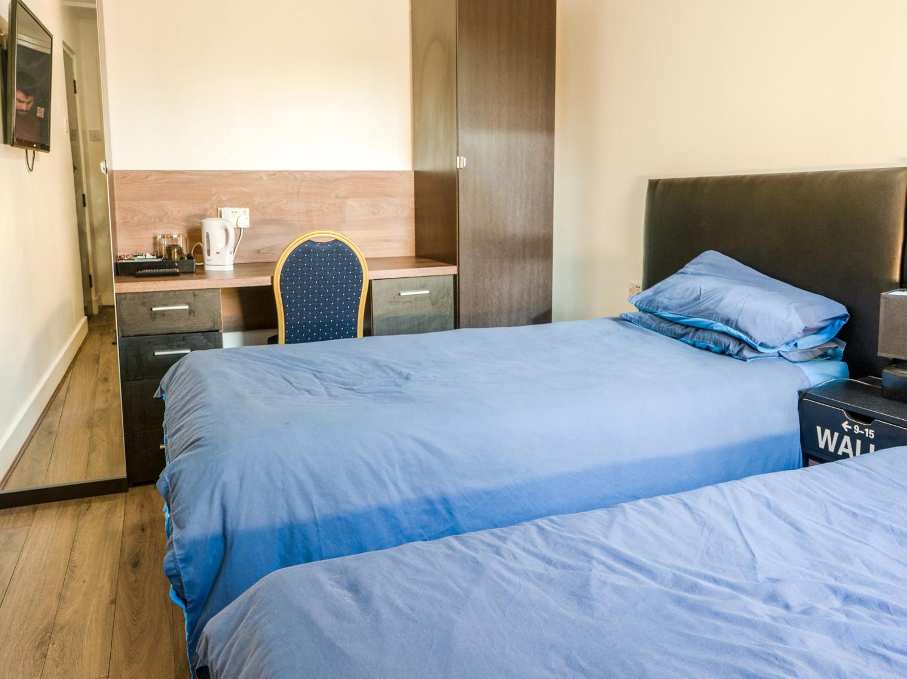 Standard Twin Room - Photo 8