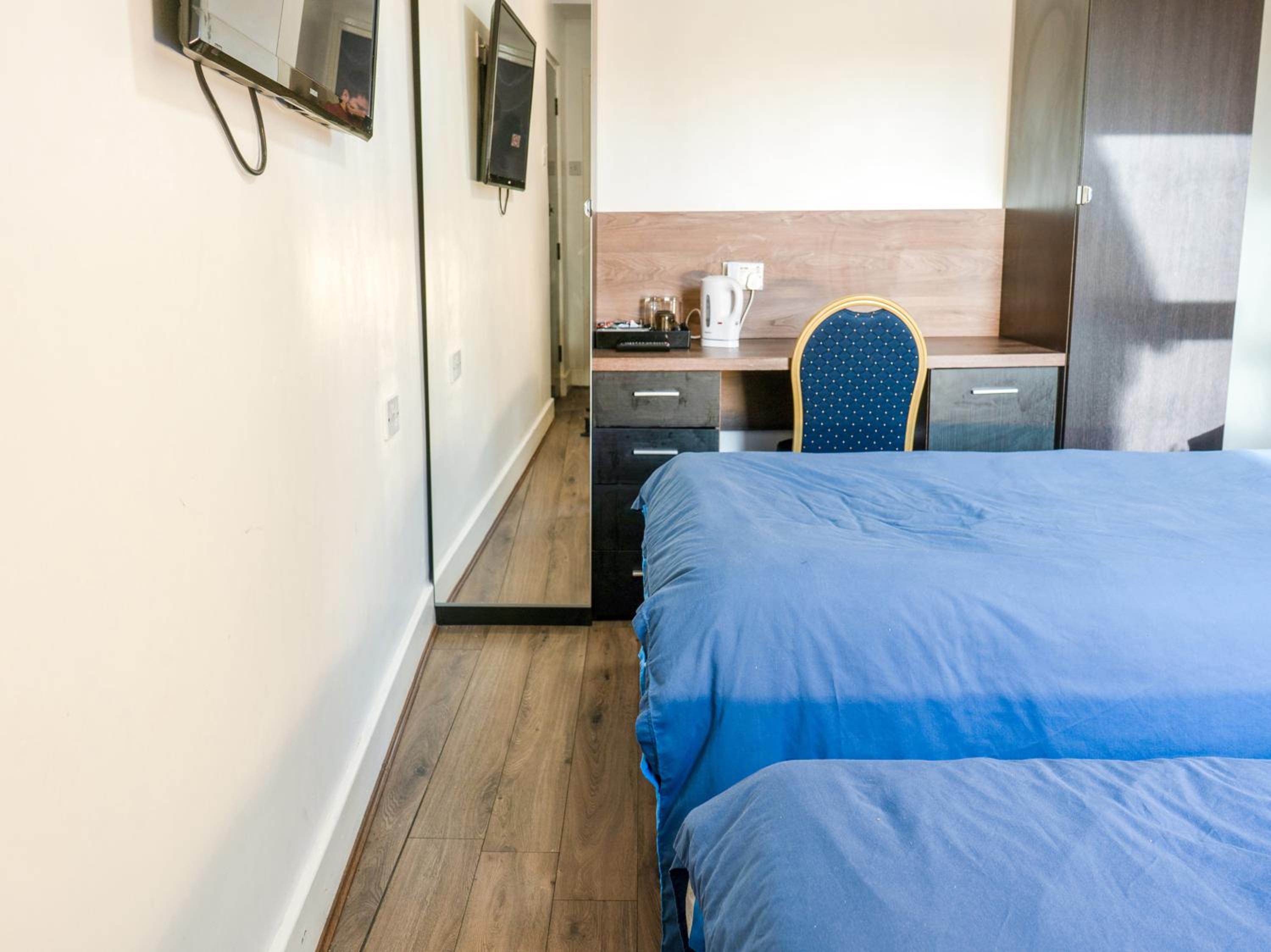 Standard Twin Room - Photo 9