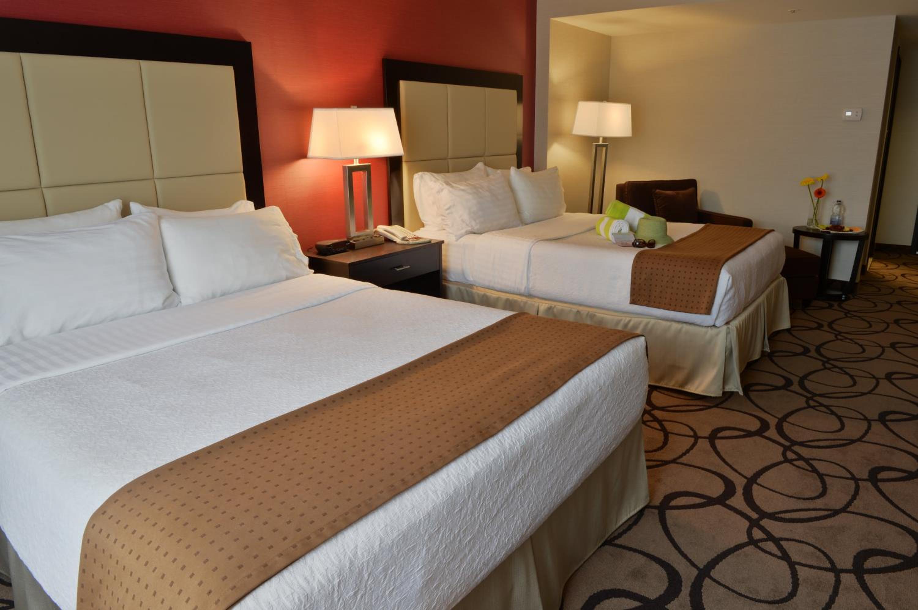 Standard Room with Two Queen Beds - Photo 3