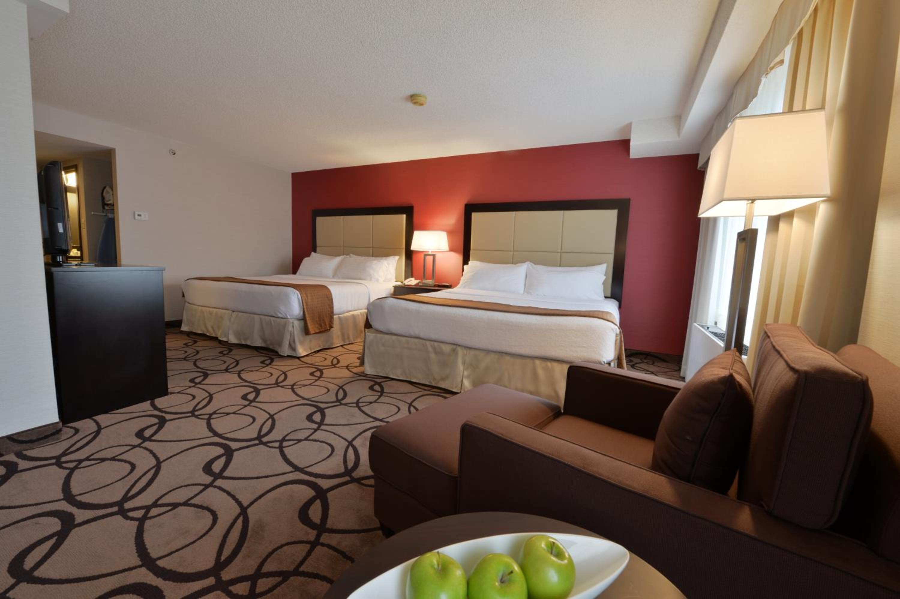Standard King Room with Two King Beds - Photo 2