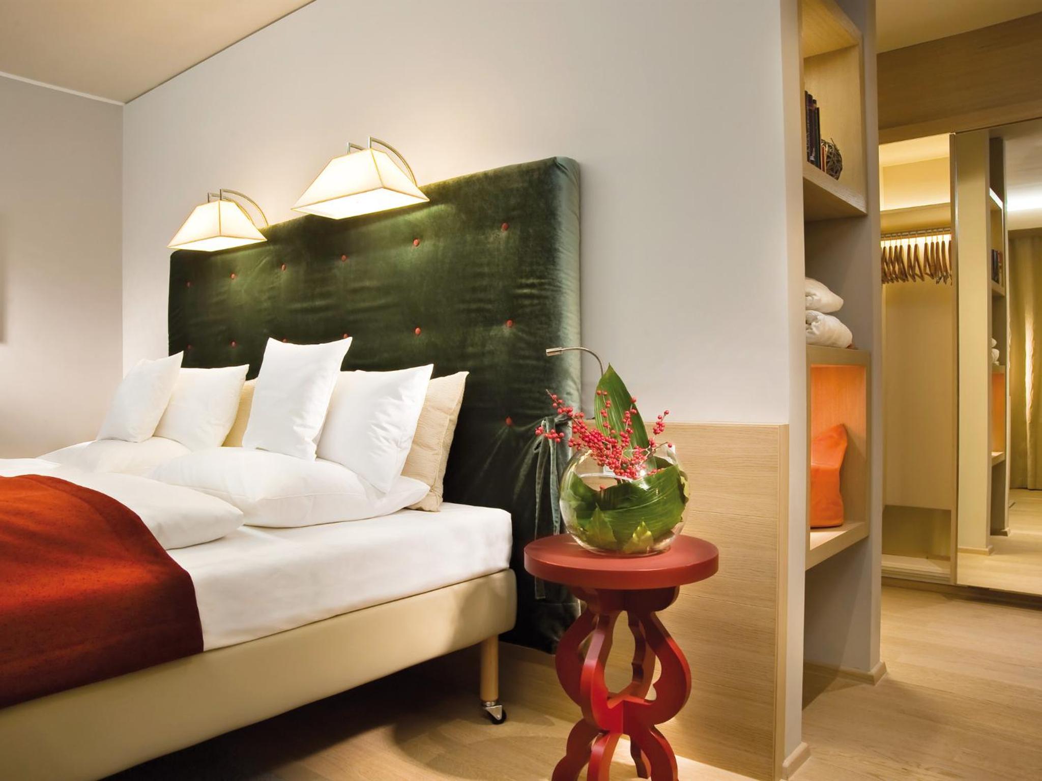 Suite - Photo 1
