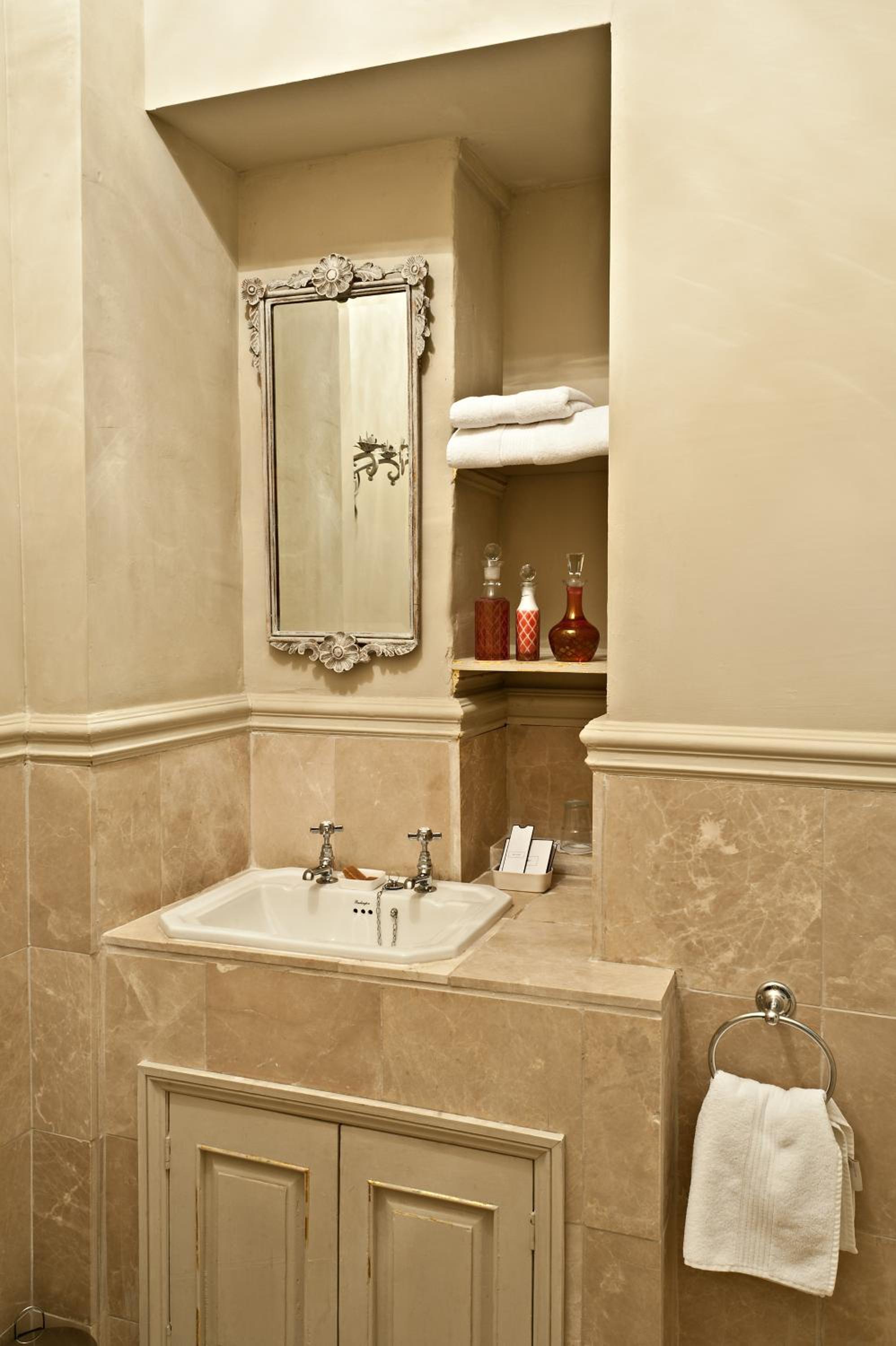 Superior King Room - Photo 2