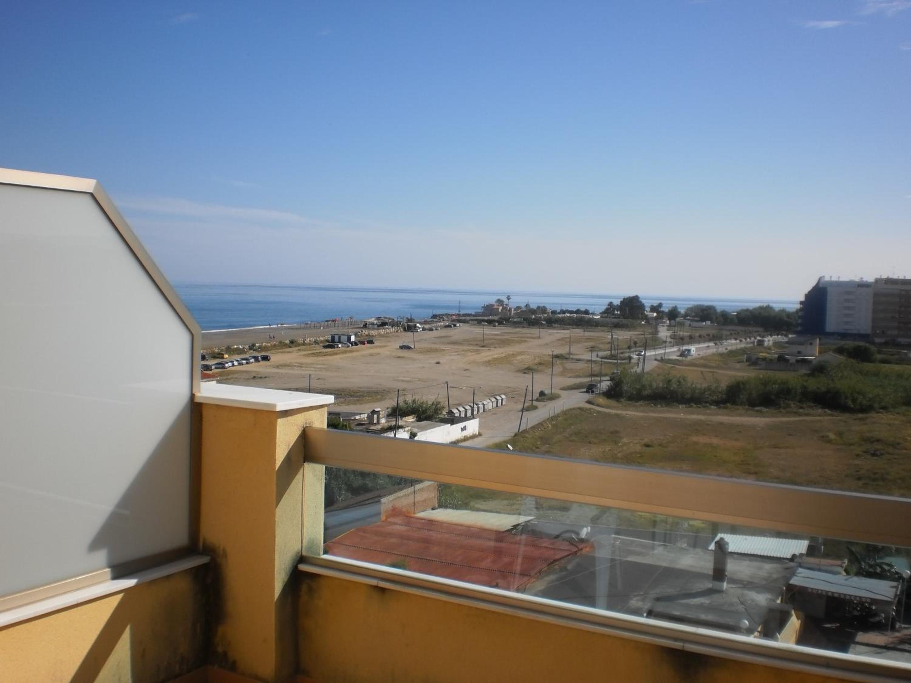 Double or Twin Room with Side Sea View - Photo 2