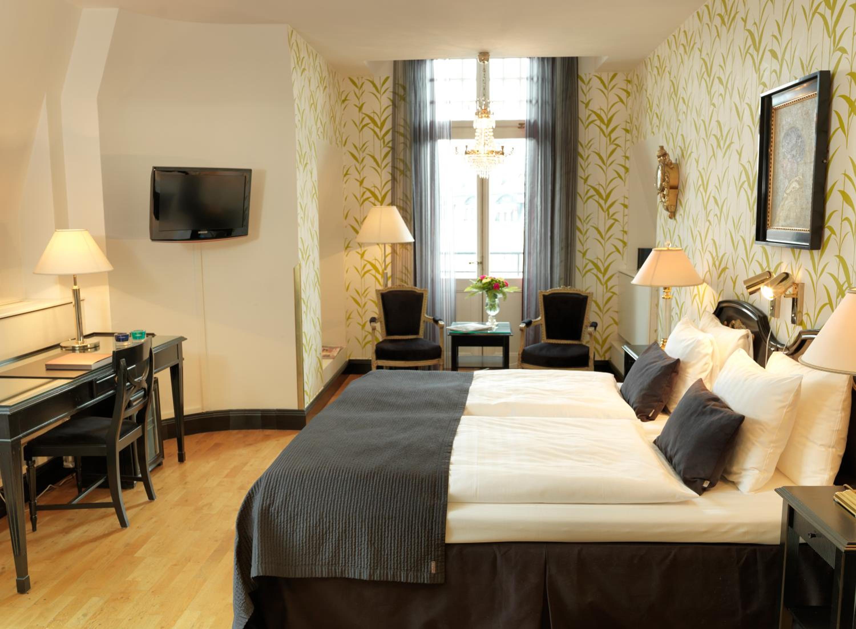 Deluxe Queen Room - Non-Smoking - Photo 8