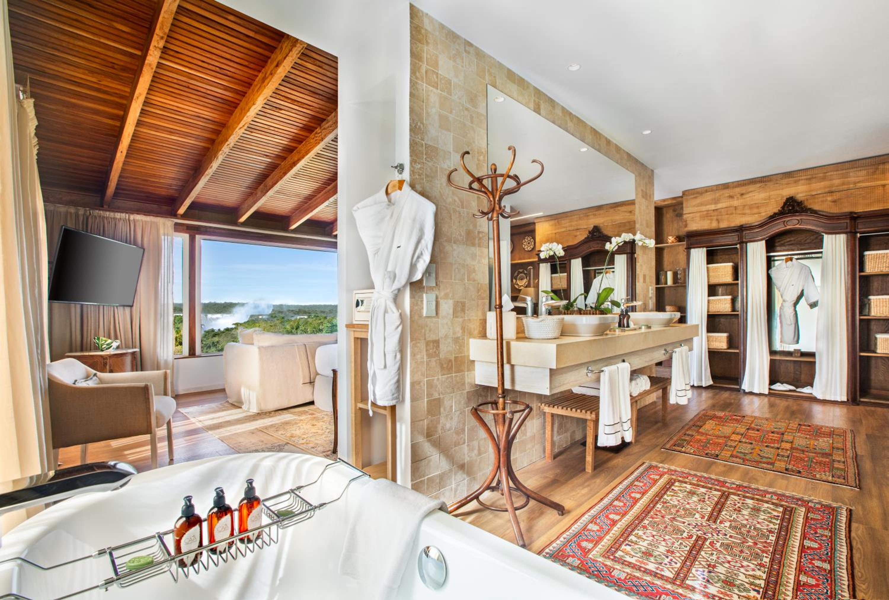 Royal Suite Red Level with Waterfall View