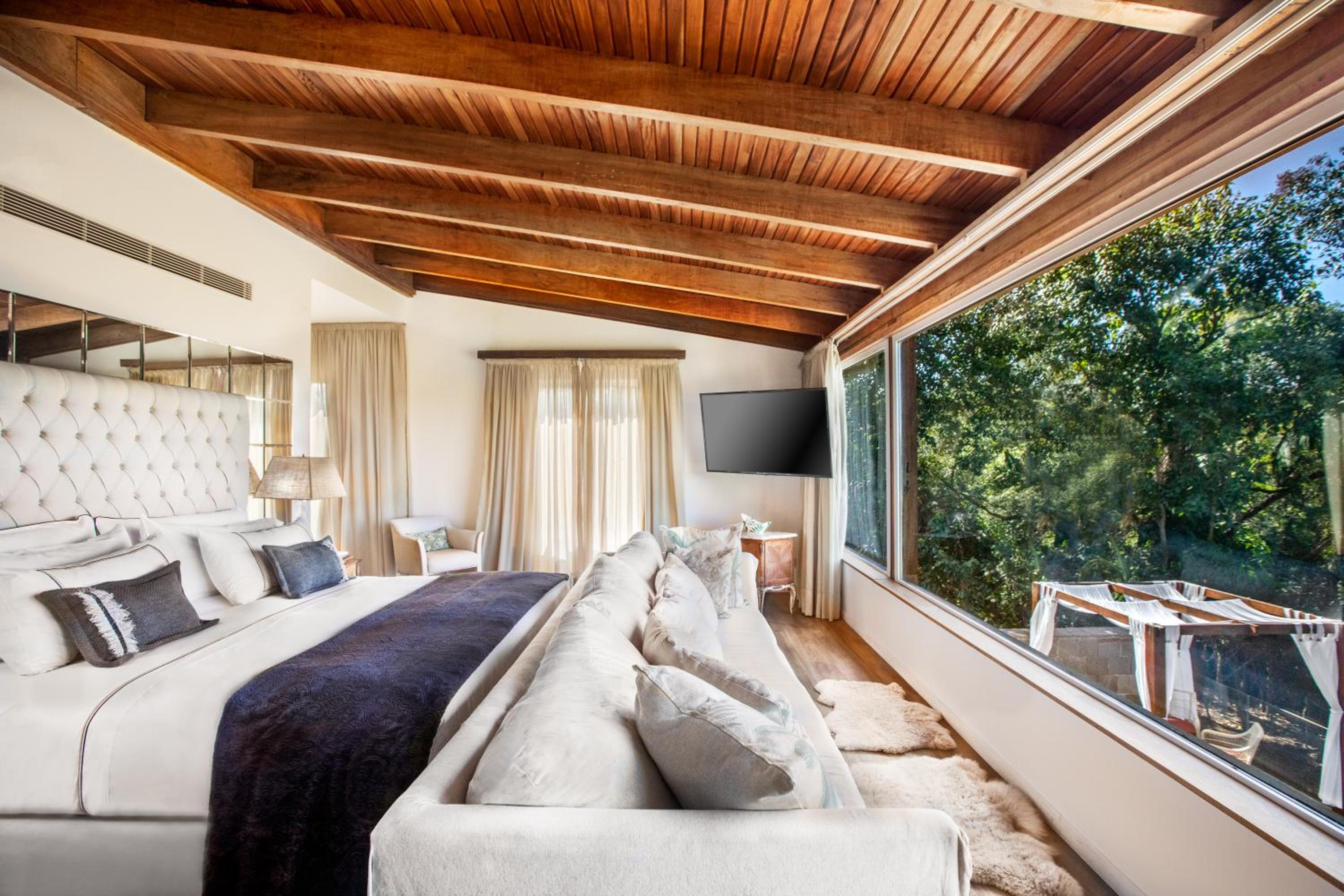 Royal Suite Red Level with Waterfall View