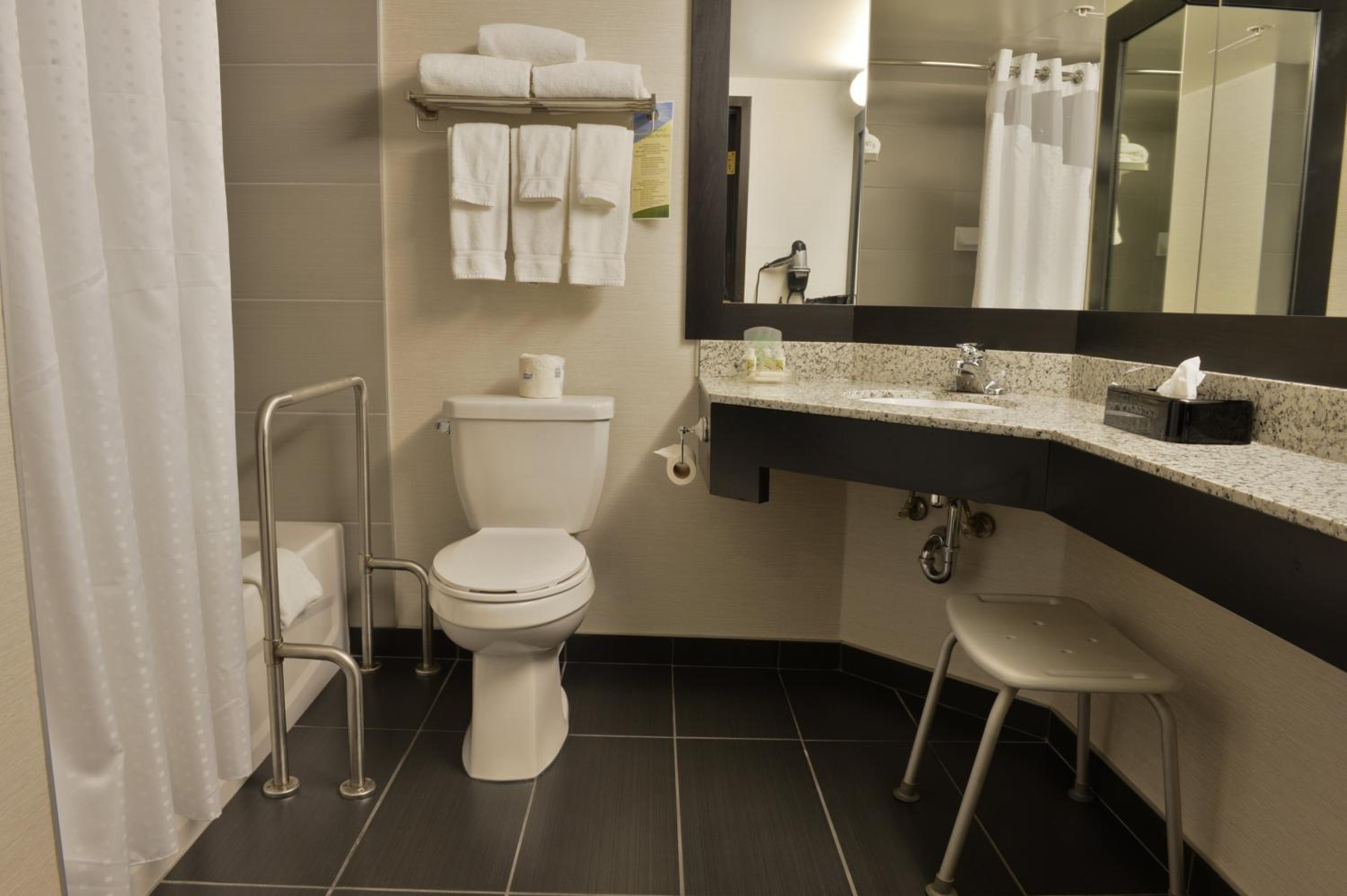 Double Room - Disability Access - Accessible Tub - Photo 2
