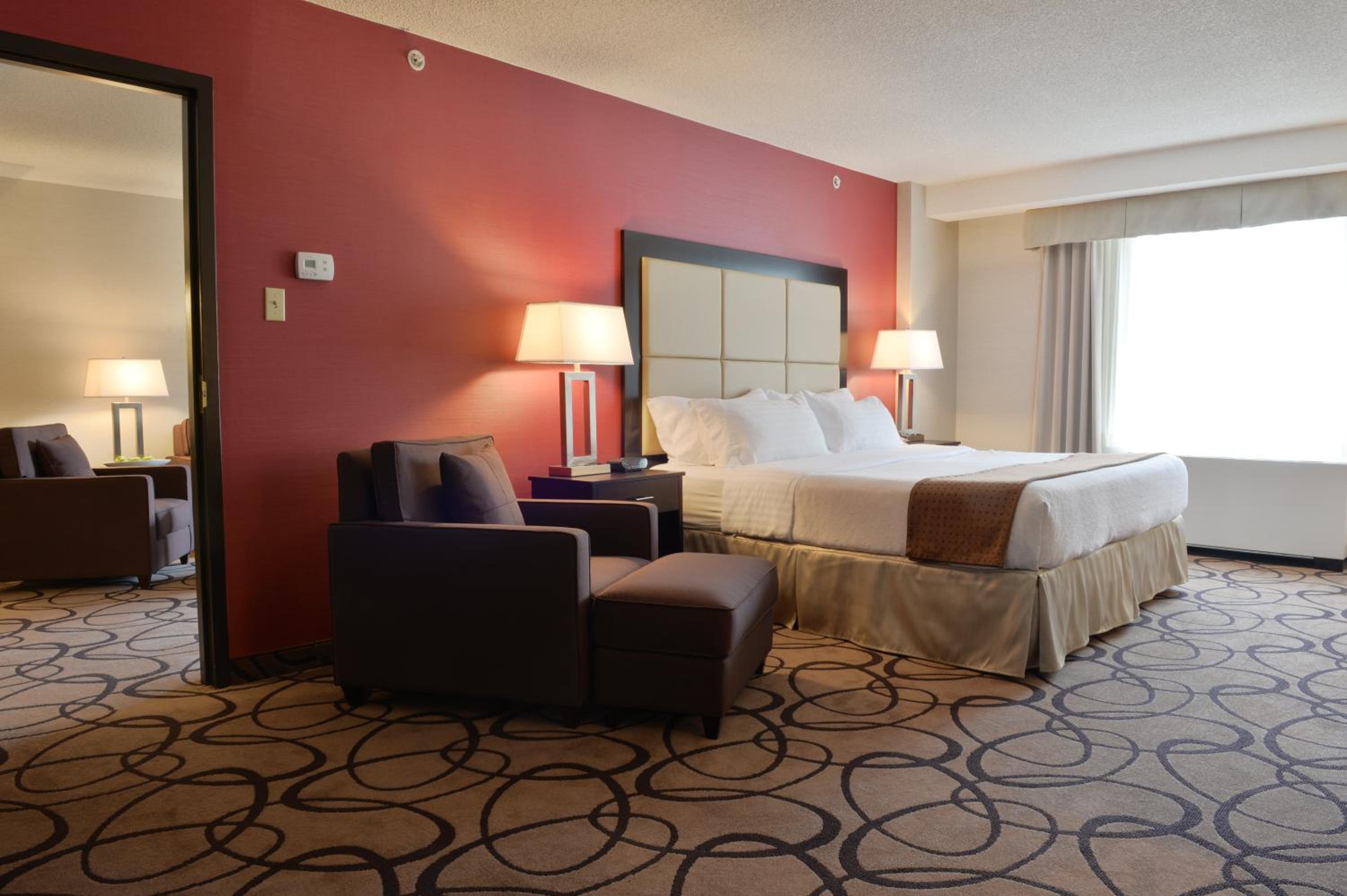 One-Bedroom Suite - Photo 2