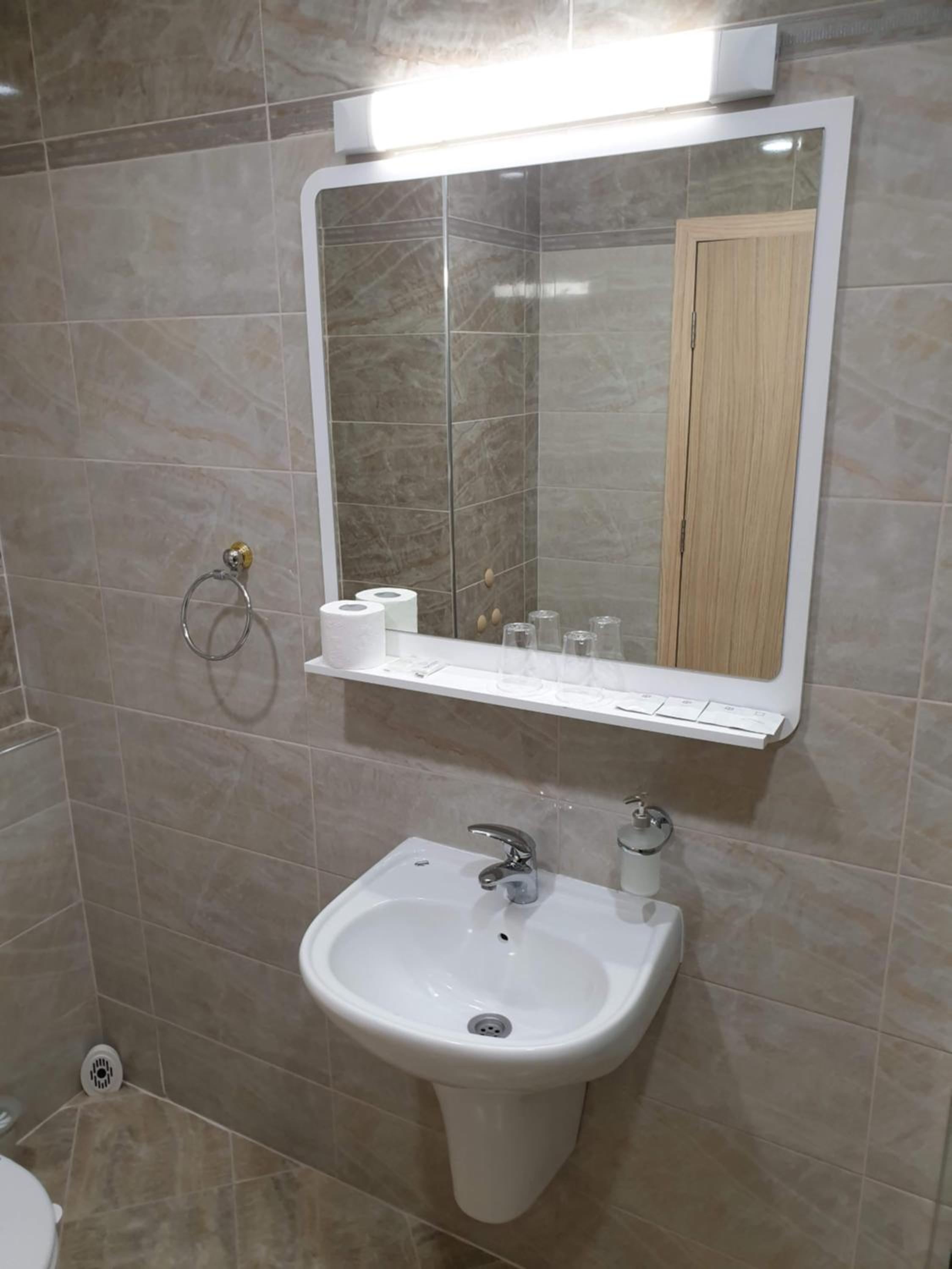 Deluxe King Room - Photo 12