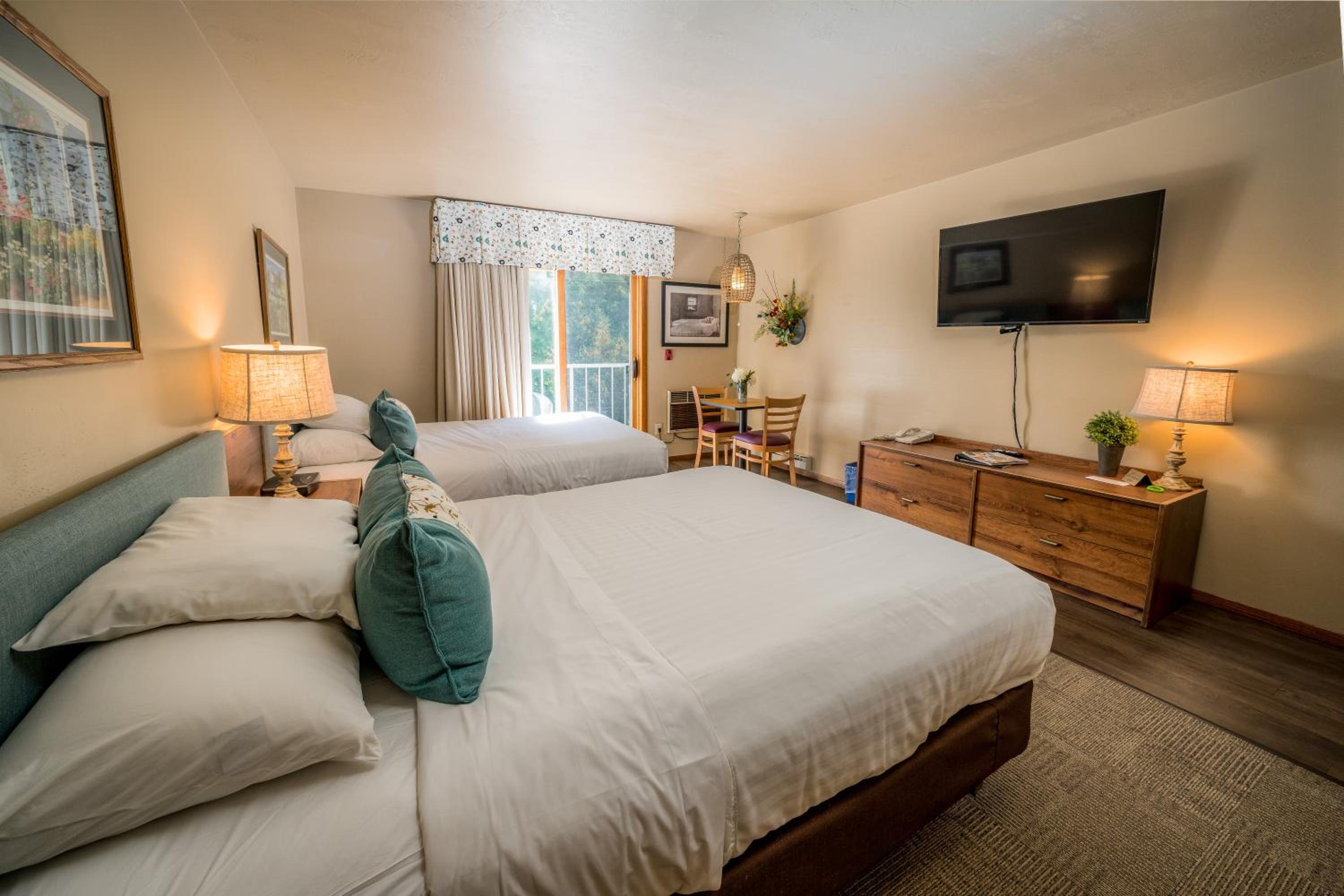 Queen Room with Two Queen Beds - Pet Friendly photo 3