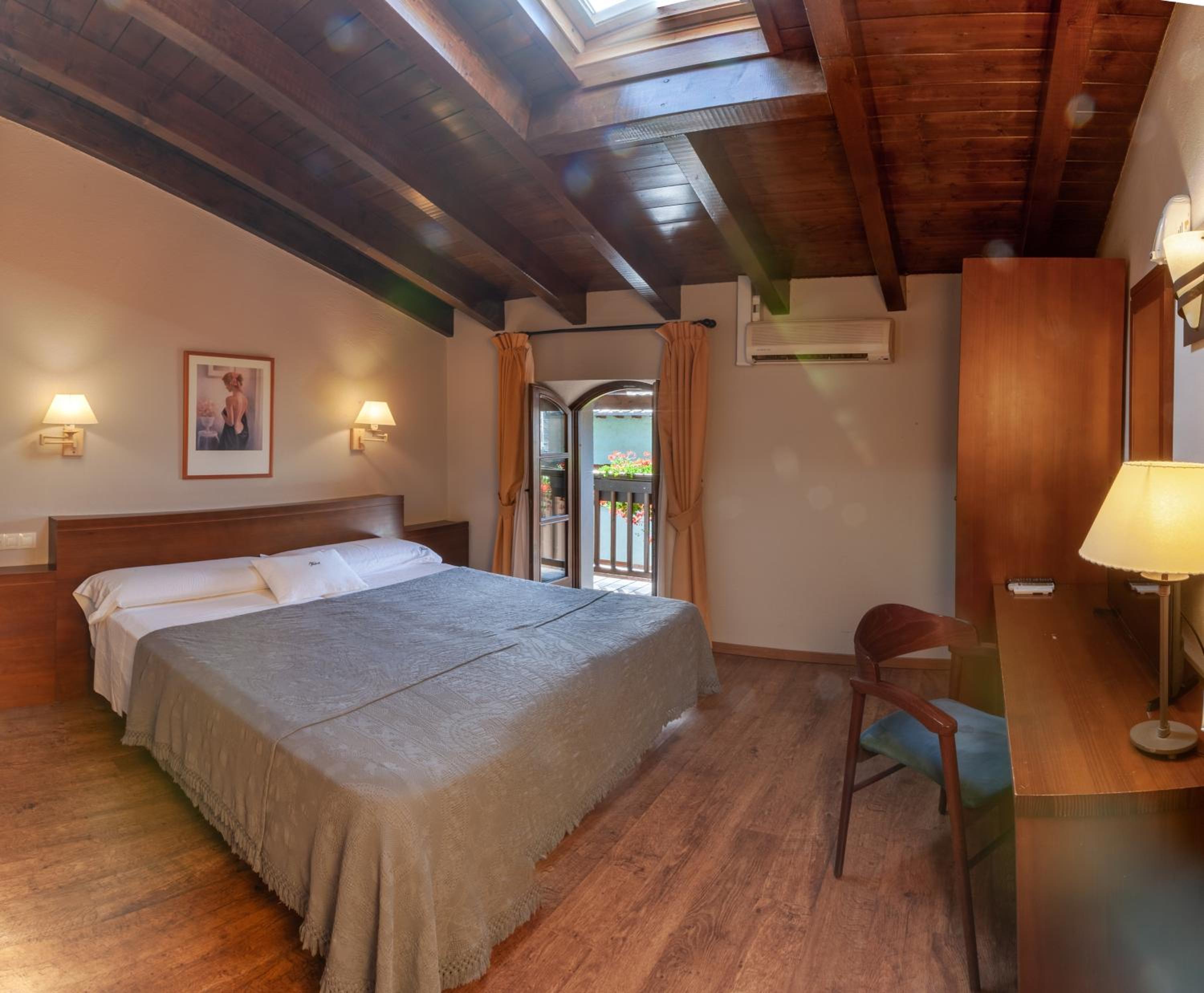 Double or Twin Room with Mountain View - Photo 1