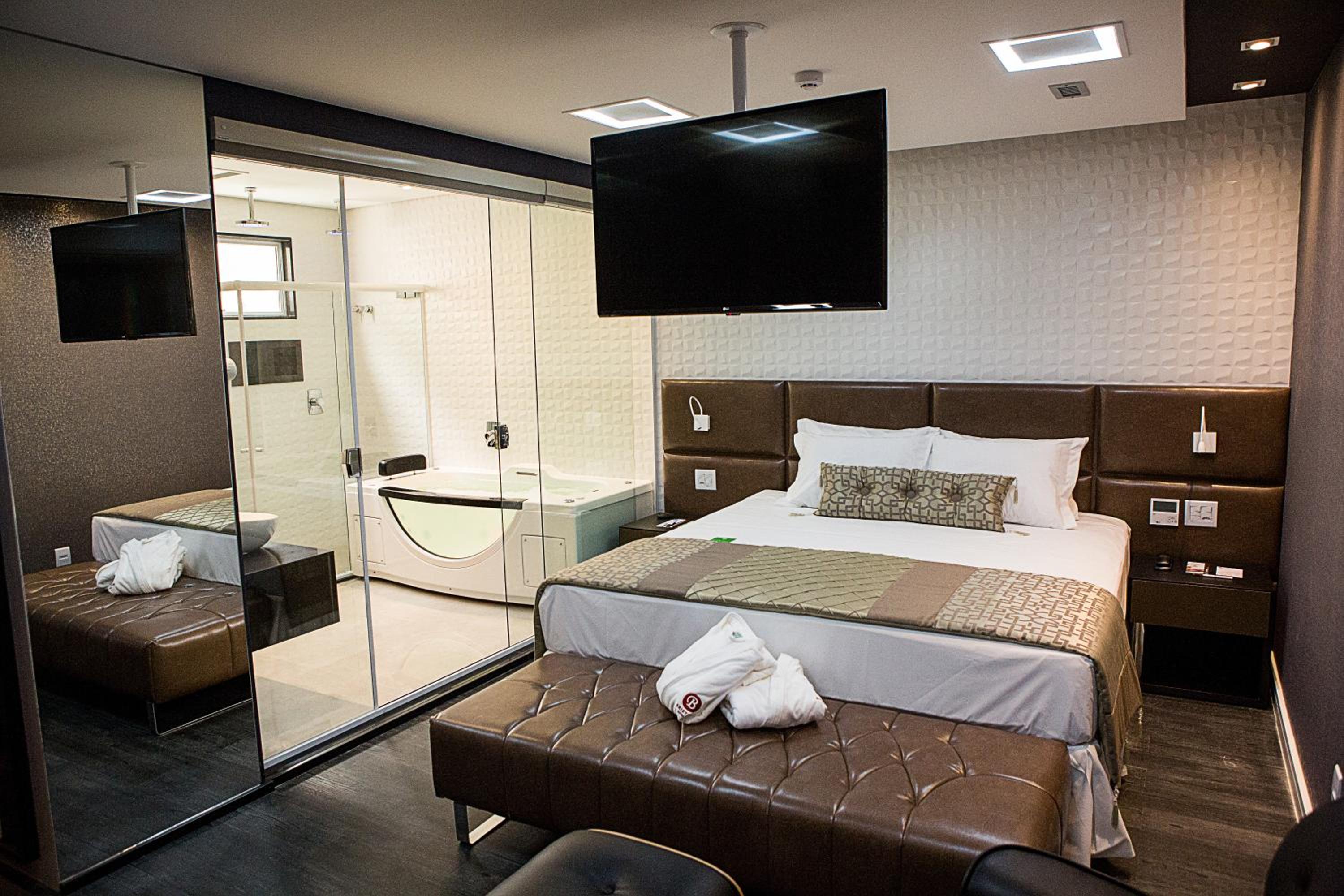 King Suite with Spa Bath photo 3