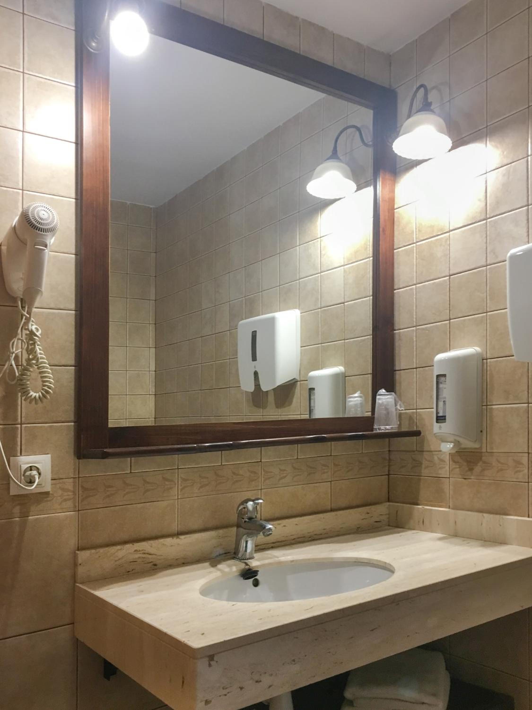 Double or Twin Room with Mountain View - Photo 3