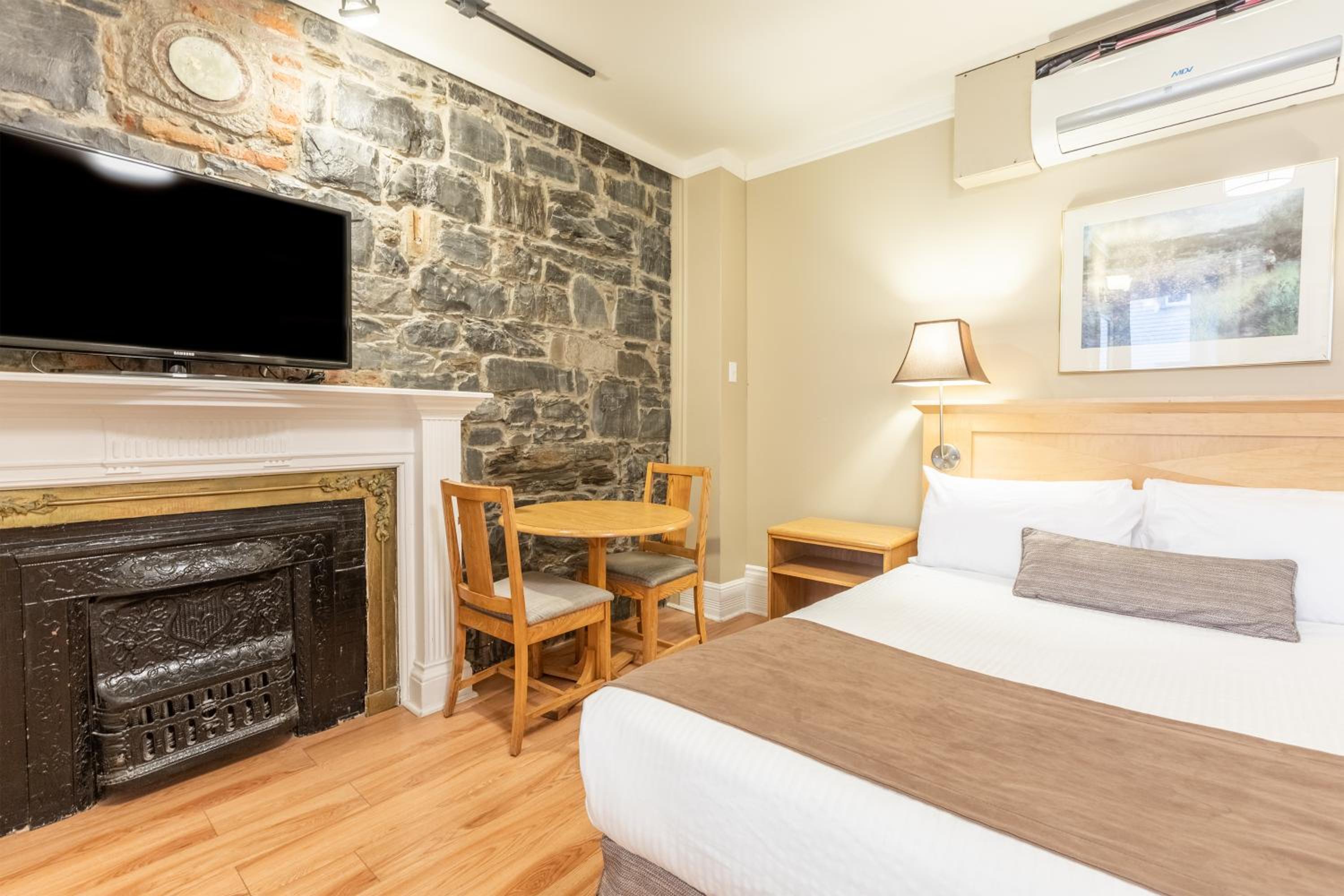 2 Double Beds photo 3