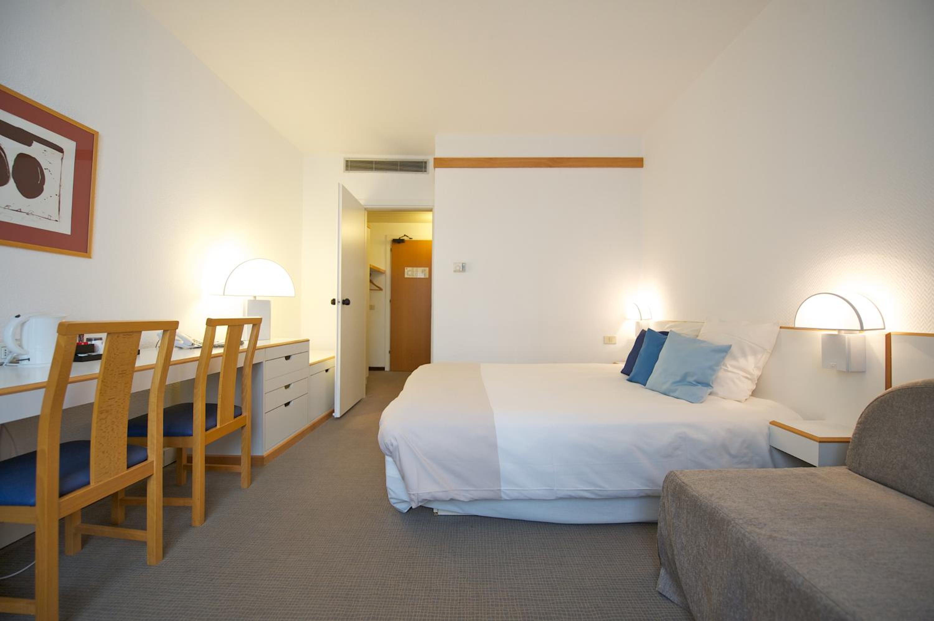 Standard Double Room with 1 Double Bed and 1 Sofa Bed - Photo 5